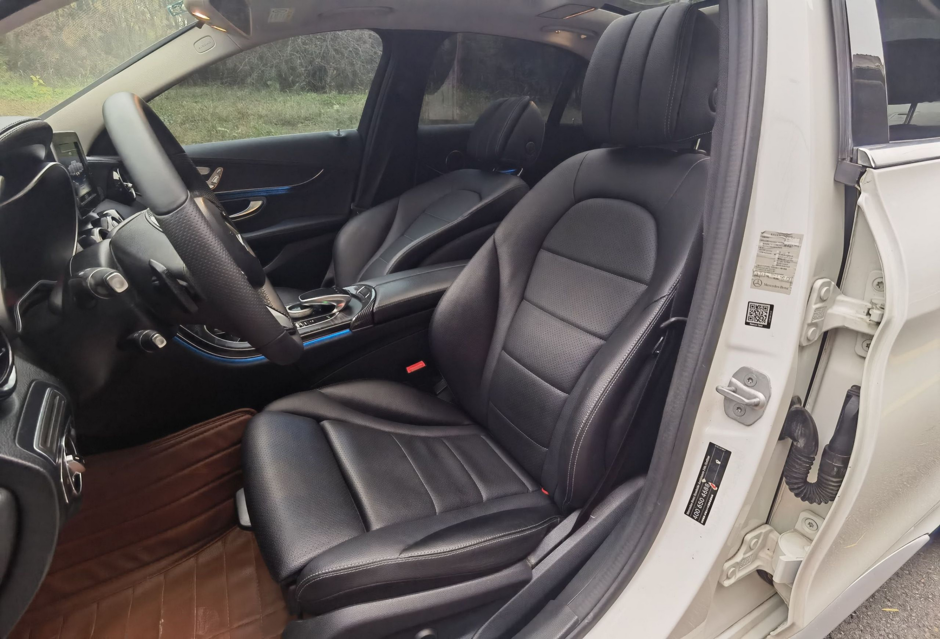 المقاعد الأمامية داخل السيارة