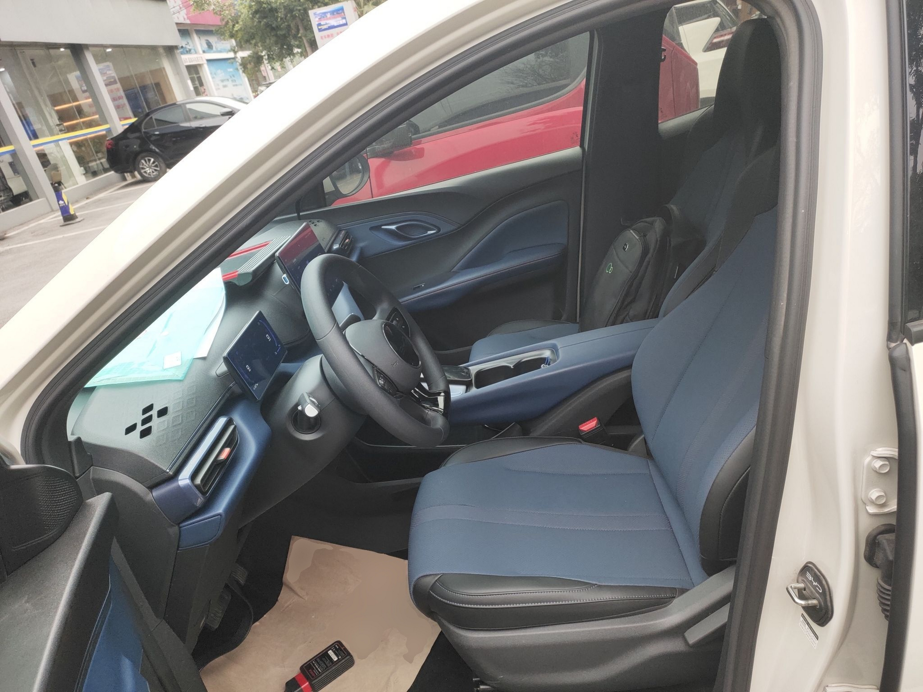 المقاعد الأمامية داخل السيارة