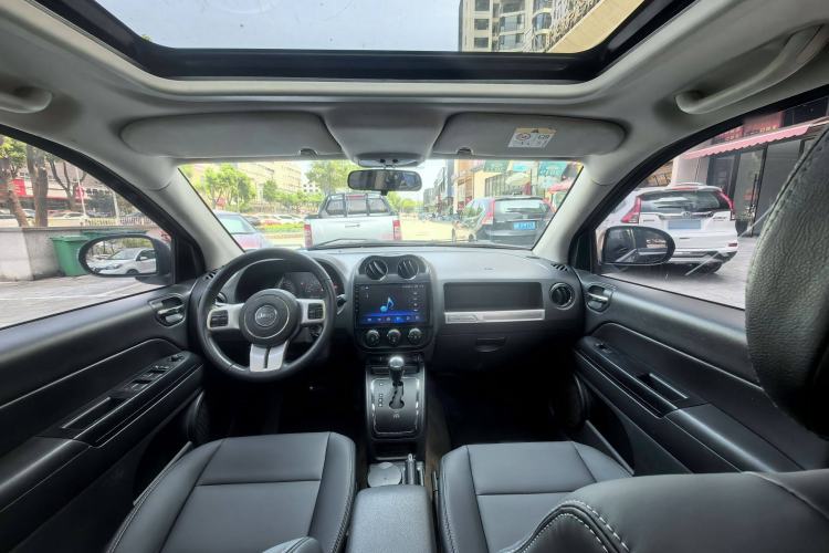 Used  Compass 2014 2.0L two-wheel drive sport version
