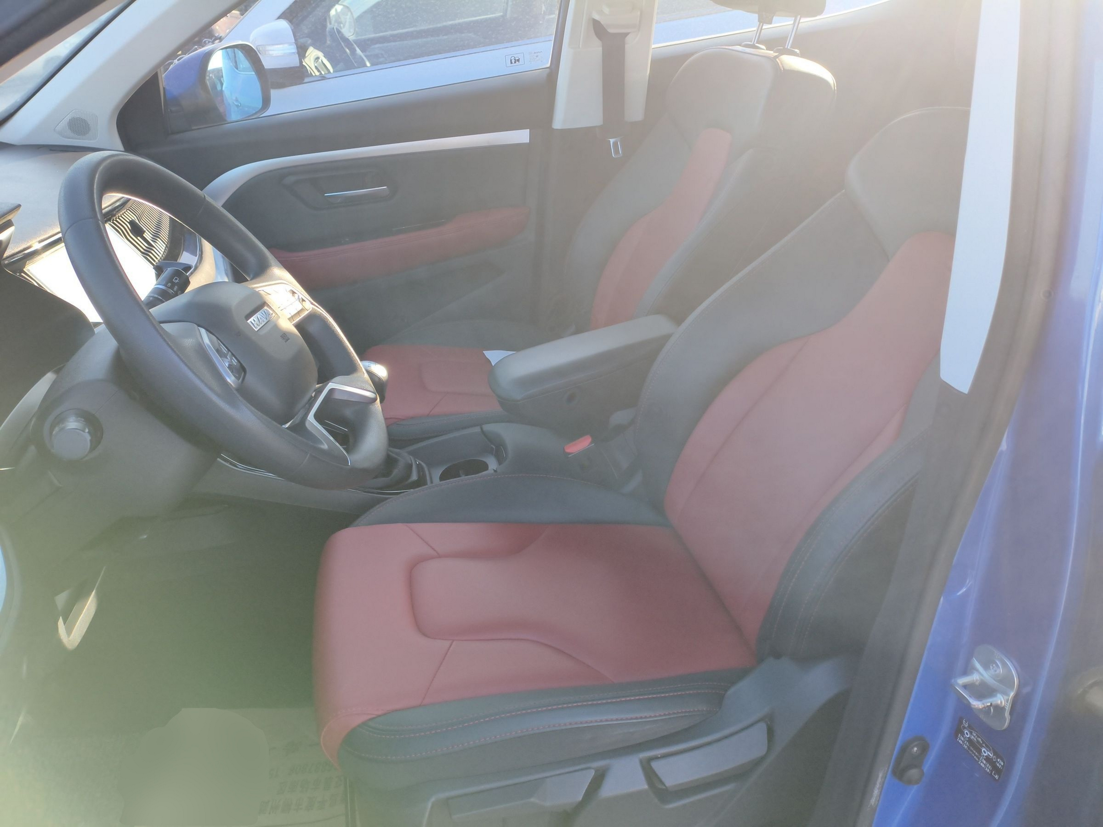 المقاعد الأمامية داخل السيارة