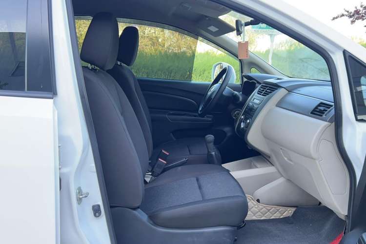 Used Venucia R50 2015 1.6L Manual Fashion Edition
