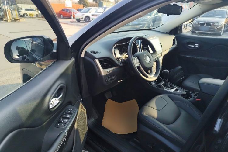 Used  Cherokee 2016 2.4L Leading Edition
