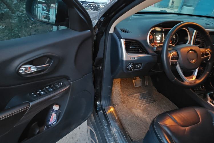 Used  Cherokee 2016 2.4L Leading Edition
