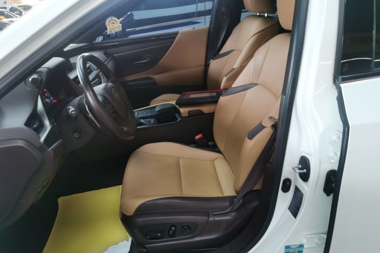 Used Lexus ES 2020 300h Premier Edition
