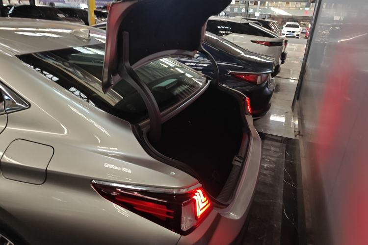 Used Lexus ES 2023 200 Excellence Edition
