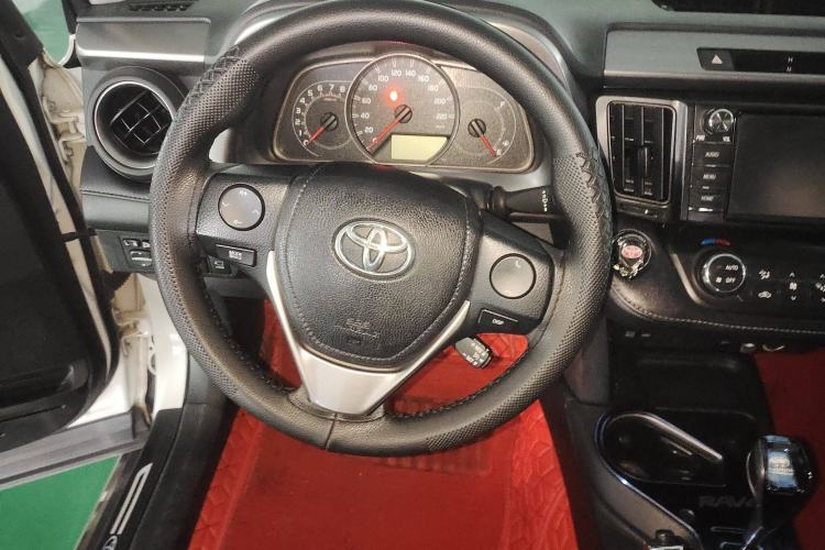 Used Toyota RAV4 2019 2.0L CVT Two-Wheel Drive Luxury Version China VI Standard
