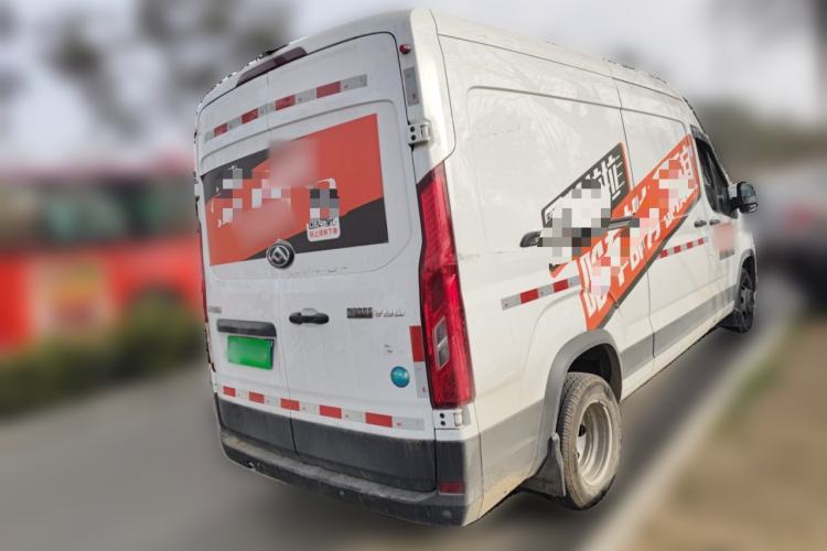 Used SAIC MAXUS Xintu V90 2024 Zhiyun 2.0T Manual Rear-Drive Extended-Wheelbase High-Roof Model with Dual Rear Tires and 3 Seats