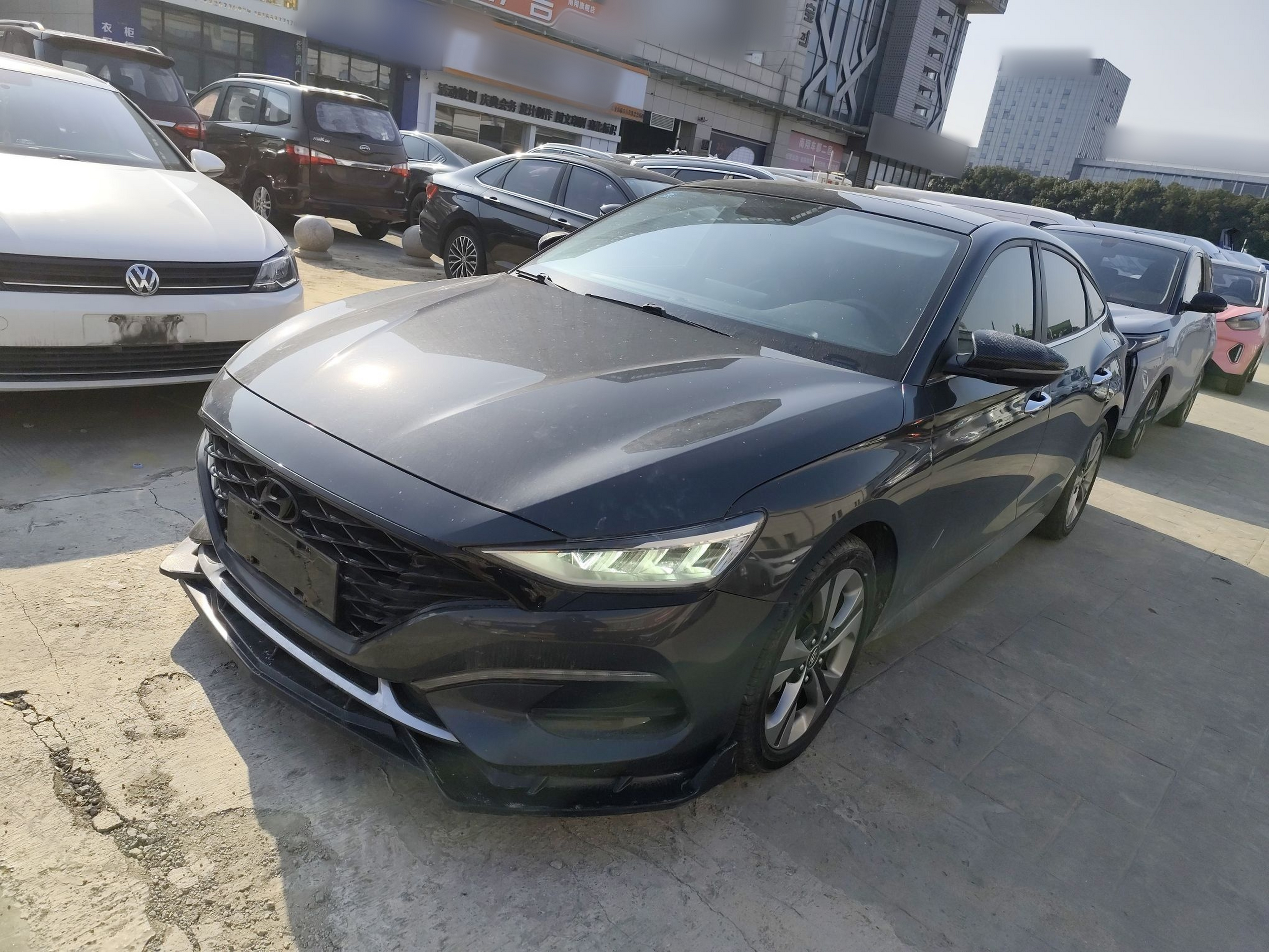 تحت مقدمة السيارة