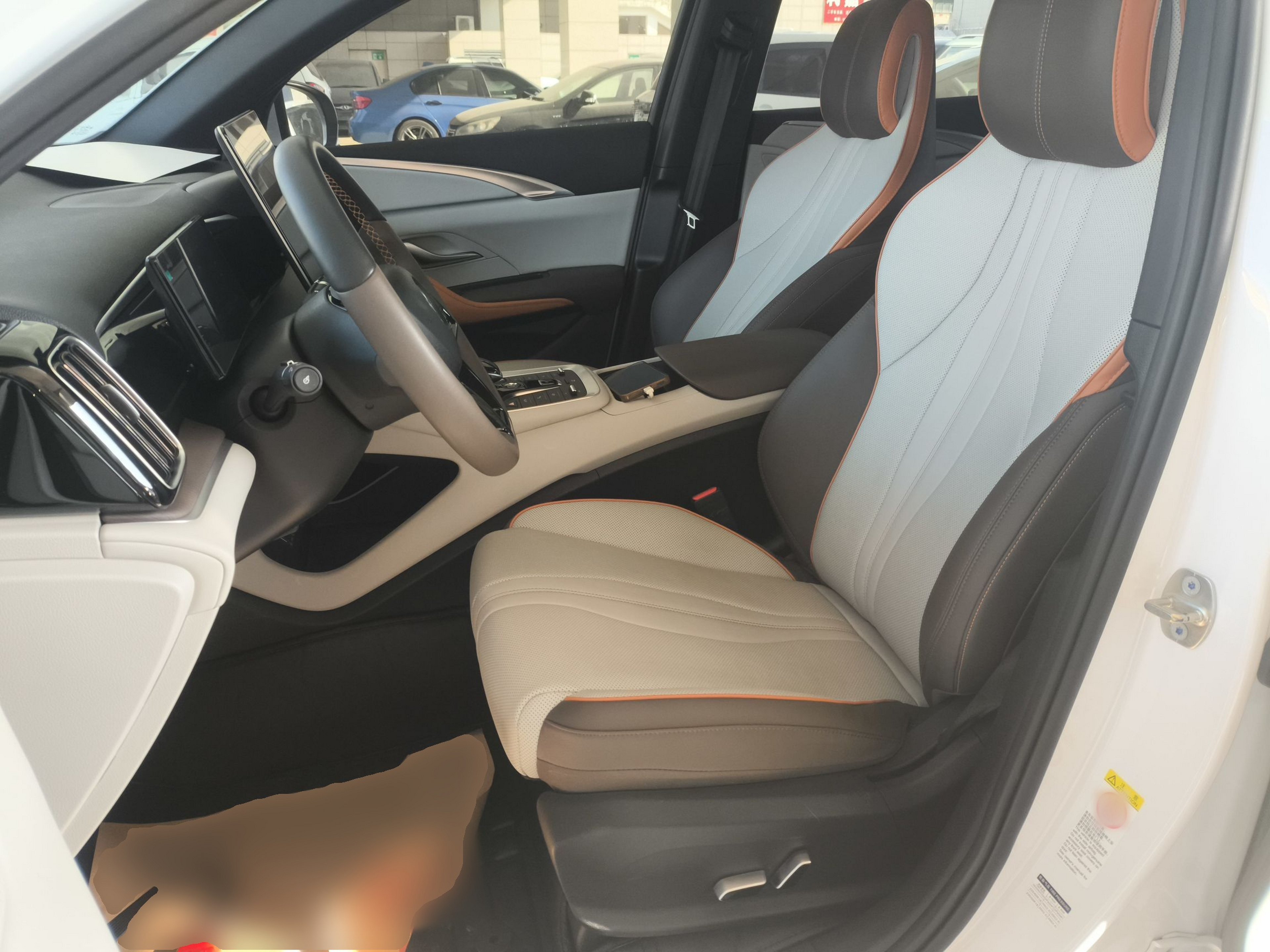 Переднее сиденье в автомобиле