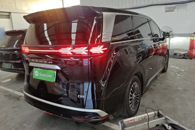 Used Denza D9 2022 DM-i 1040 Prestige Model
