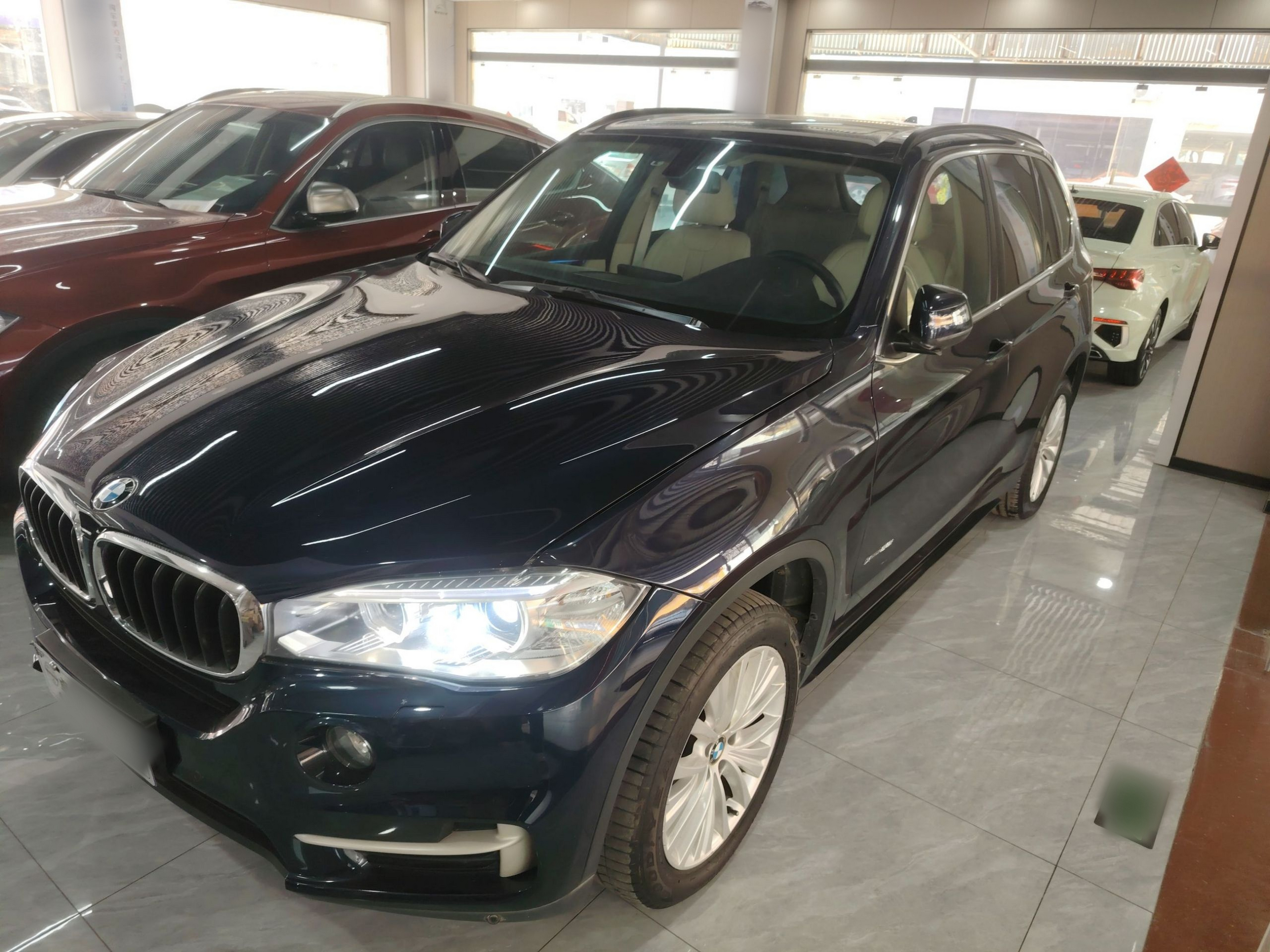 تحت مقدمة السيارة