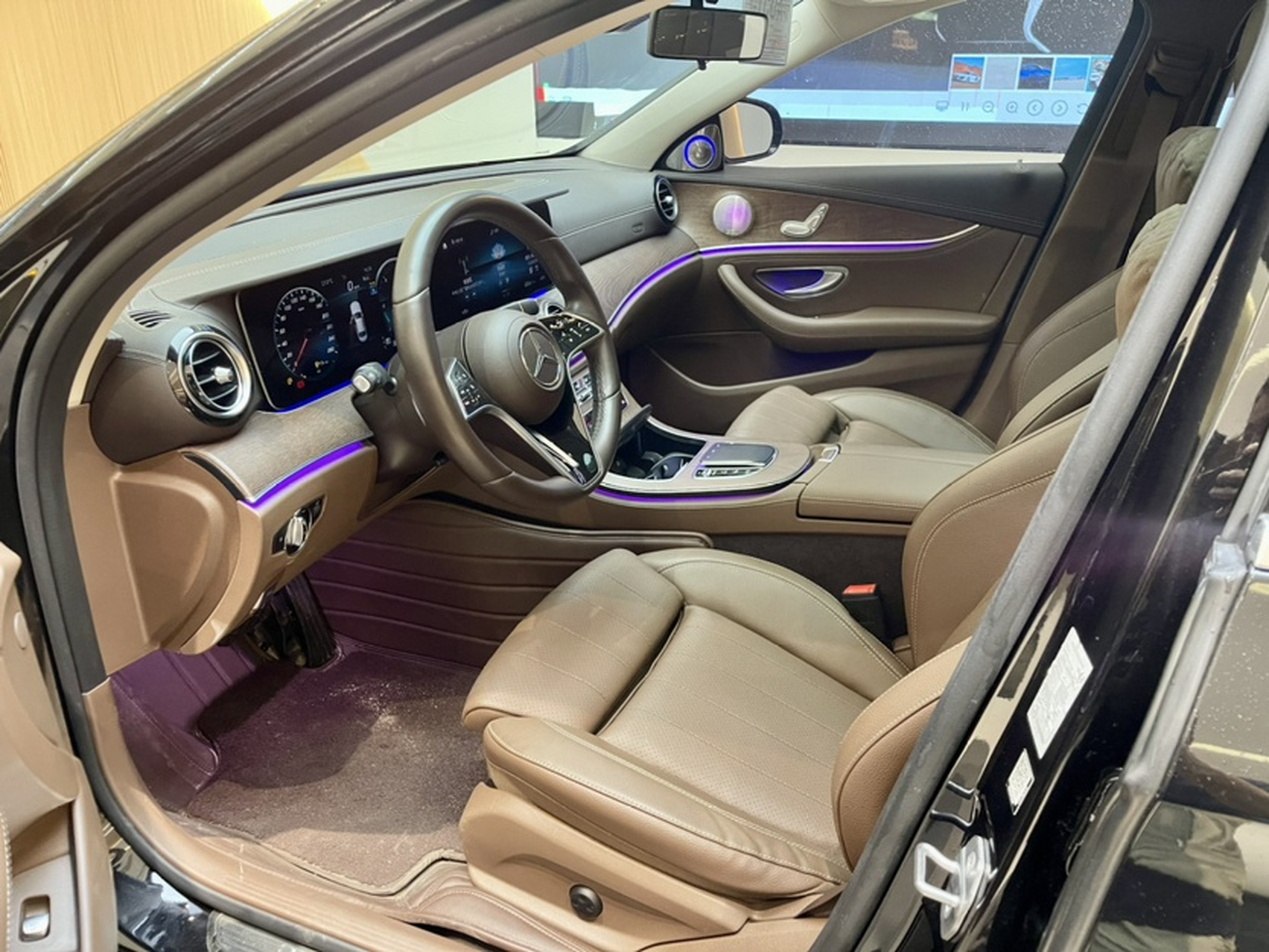 المقاعد الأمامية داخل السيارة