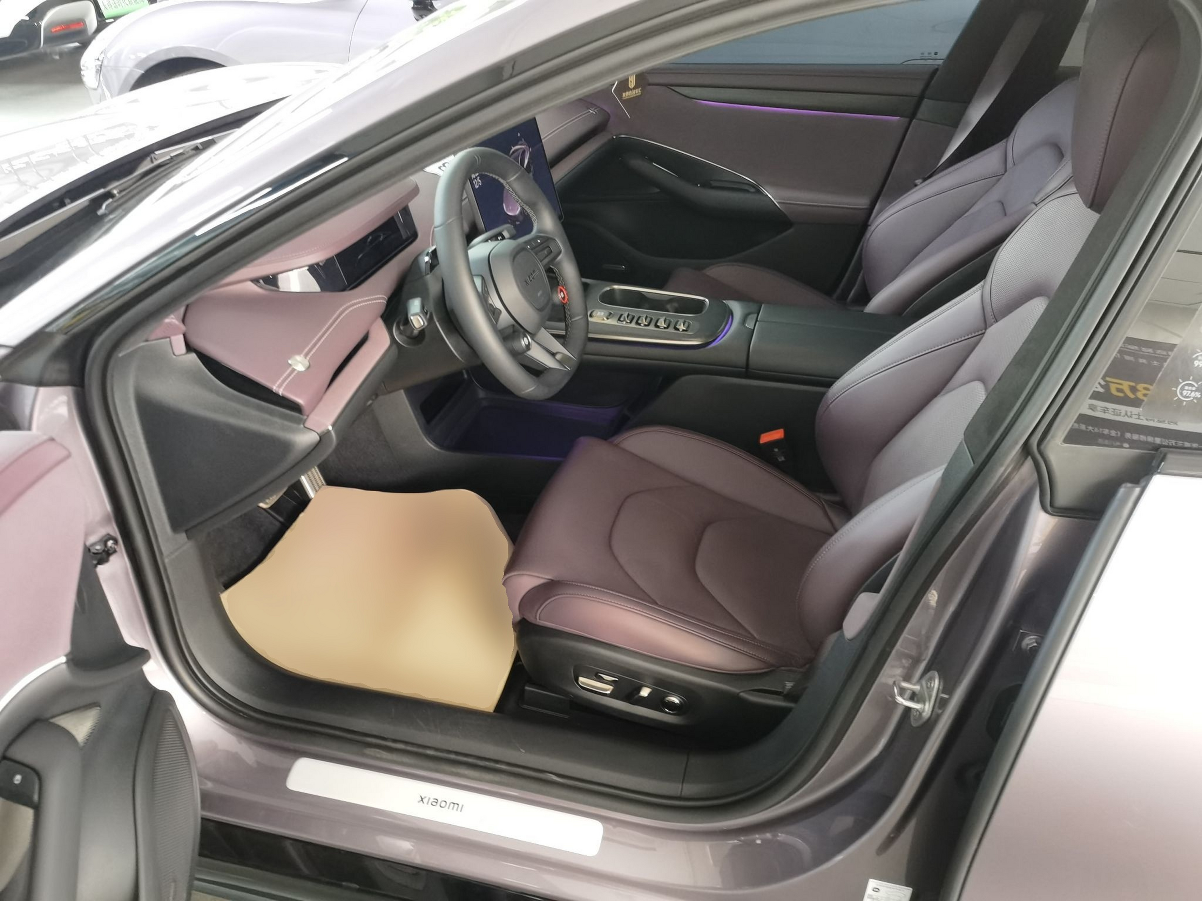 المقاعد الأمامية داخل السيارة