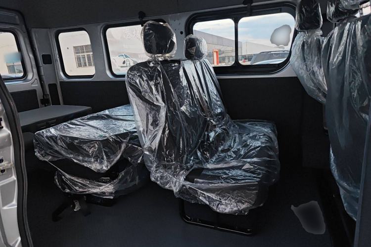 Used  Yufeng 2023 V9+ 2.0T Manual Front-Wheel-Drive Multi-Function Mid-Roof Van with 7/8/9 Seats
