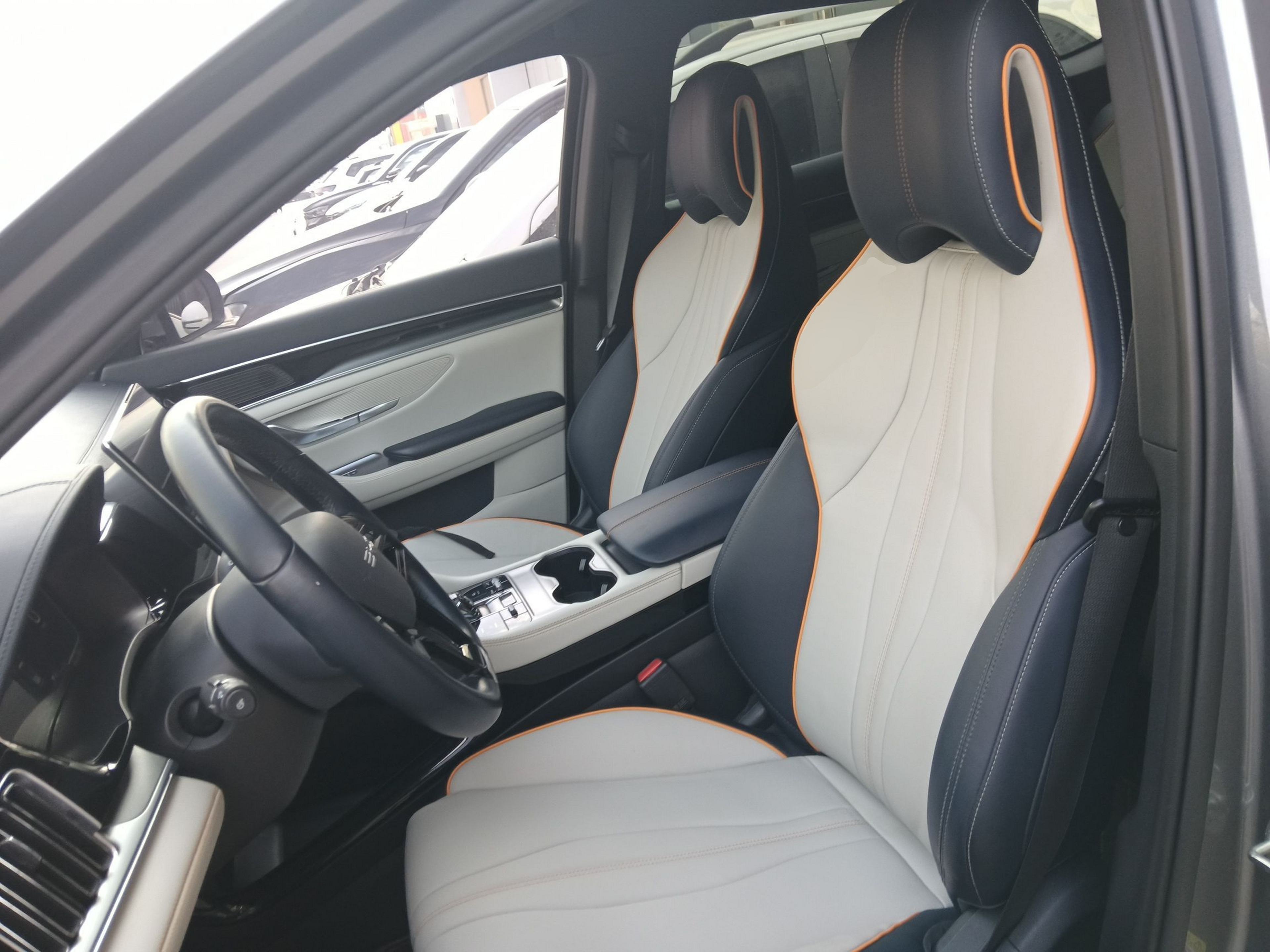 المقاعد الأمامية داخل السيارة