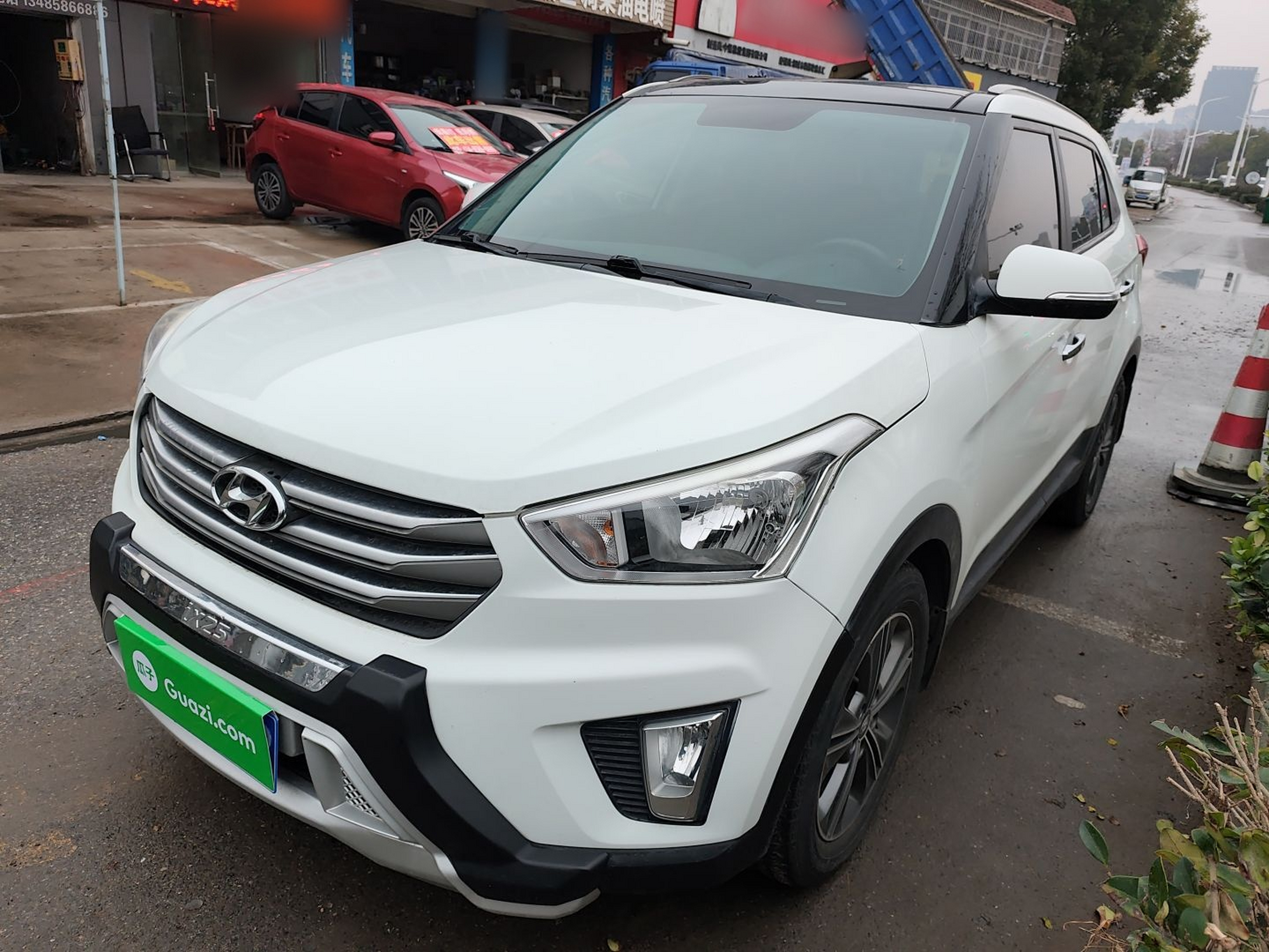 تحت مقدمة السيارة