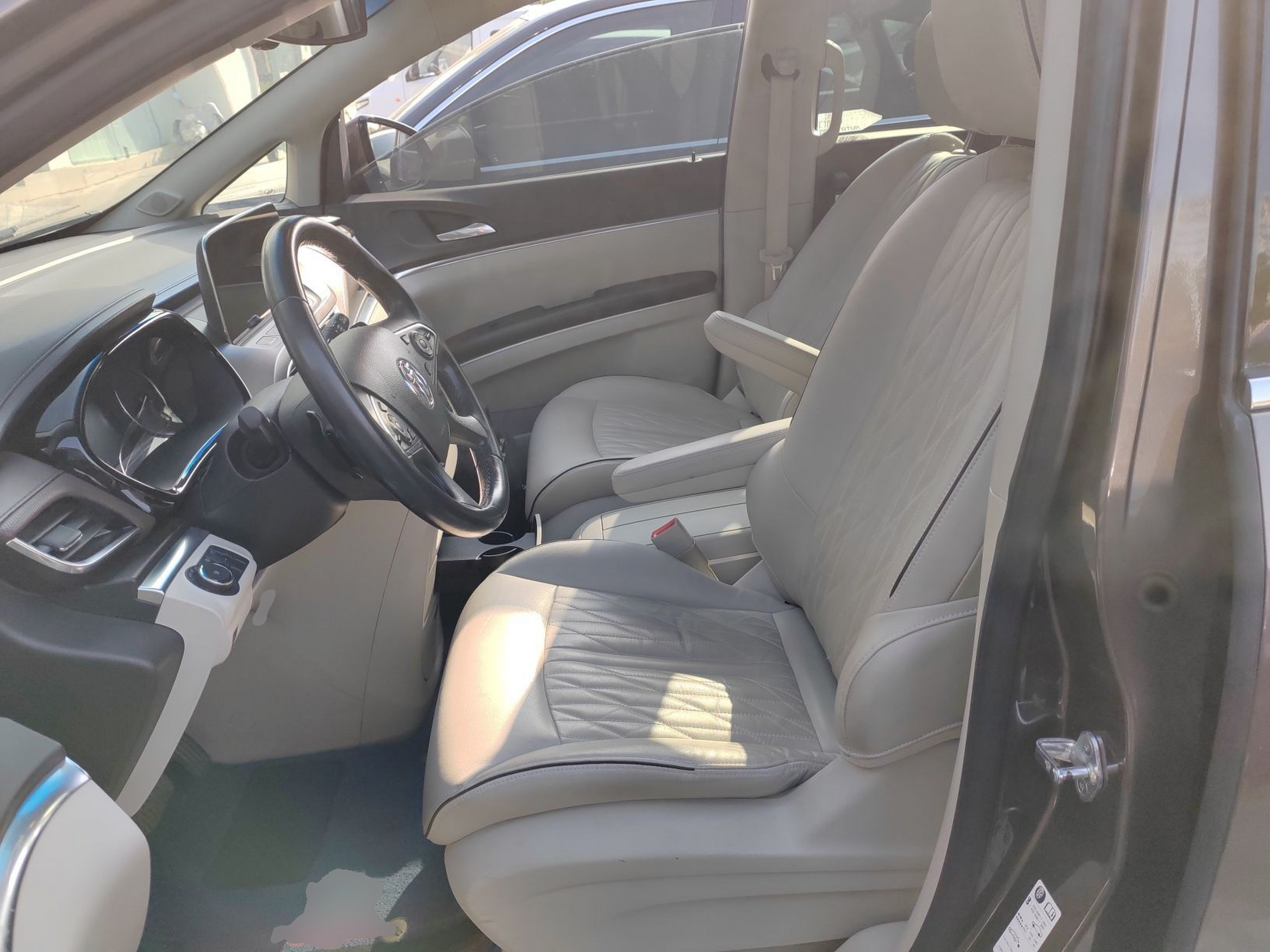 المقاعد الأمامية داخل السيارة