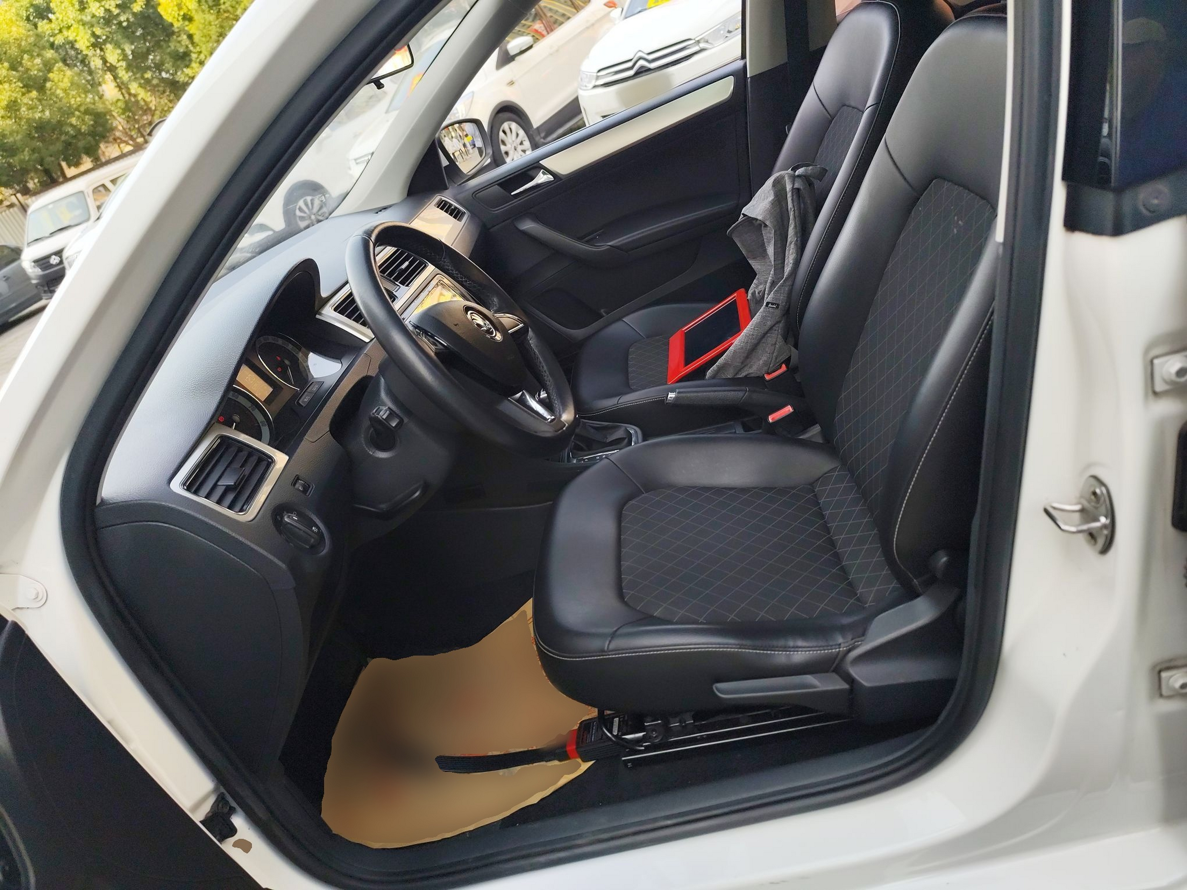 Переднее сиденье в автомобиле