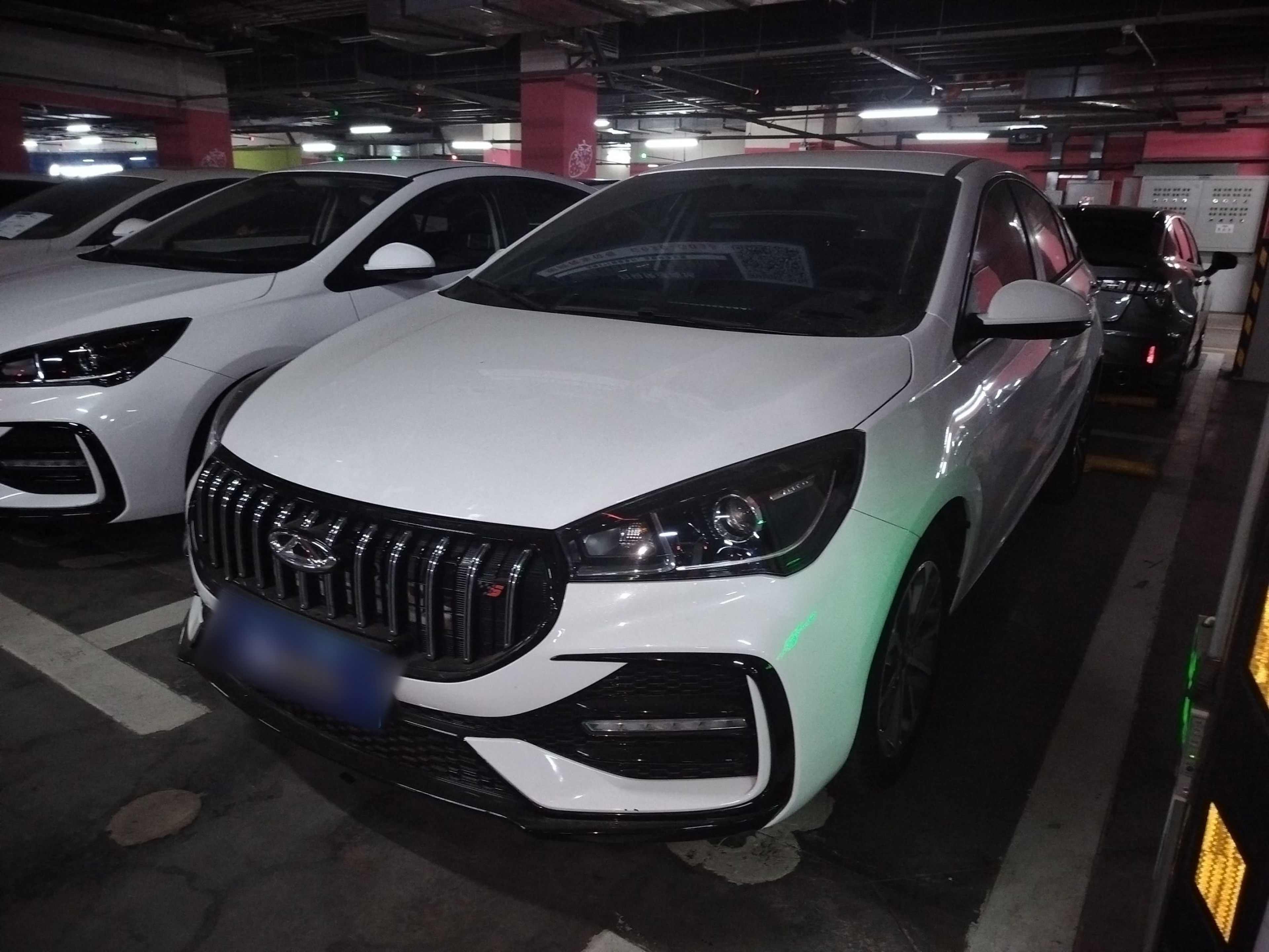 تحت مقدمة السيارة