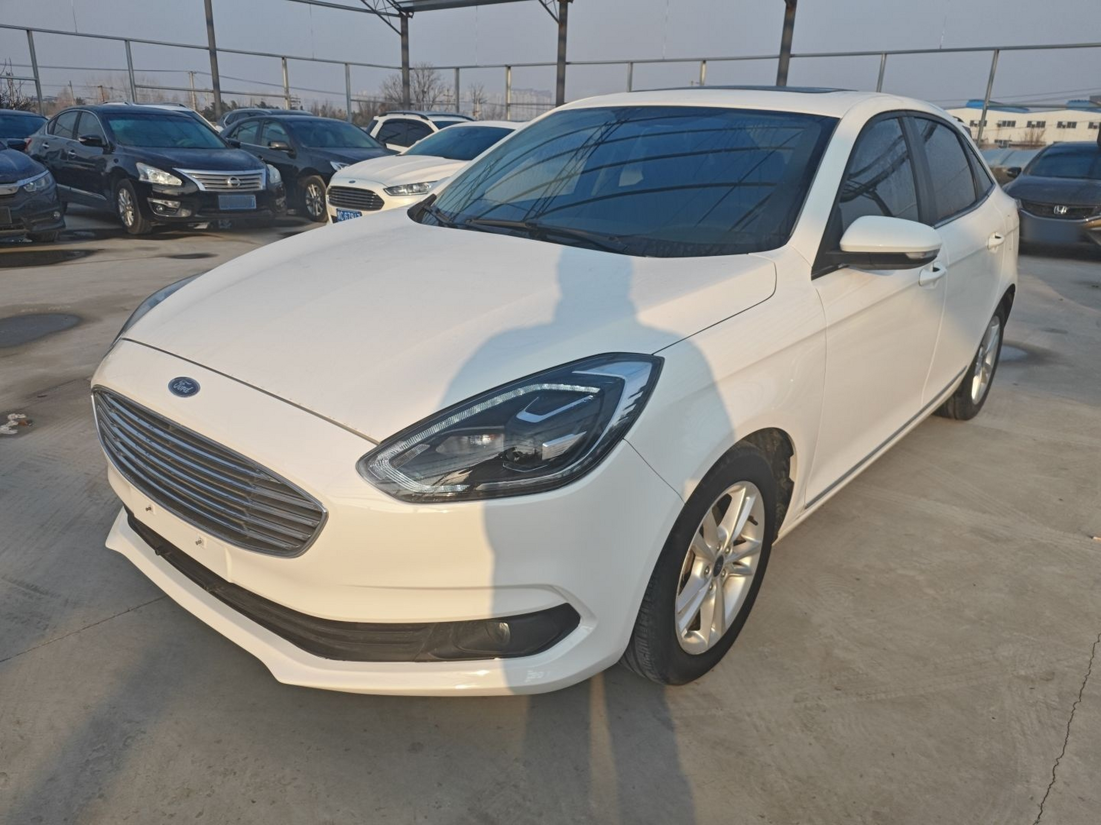 Под передней частью автомобиля