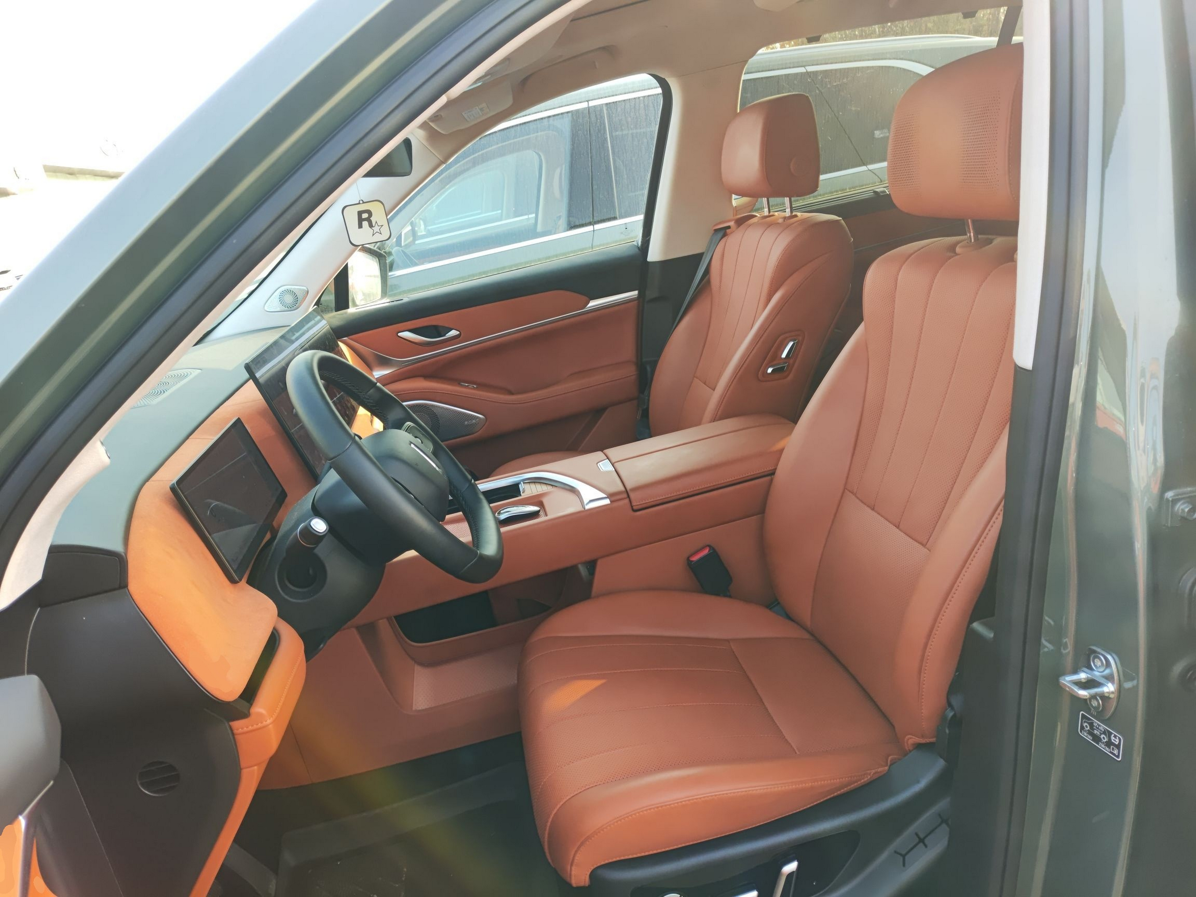 Переднее сиденье в автомобиле