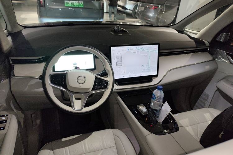 Used Volvo EM90 2025 Ultra Six-Seater