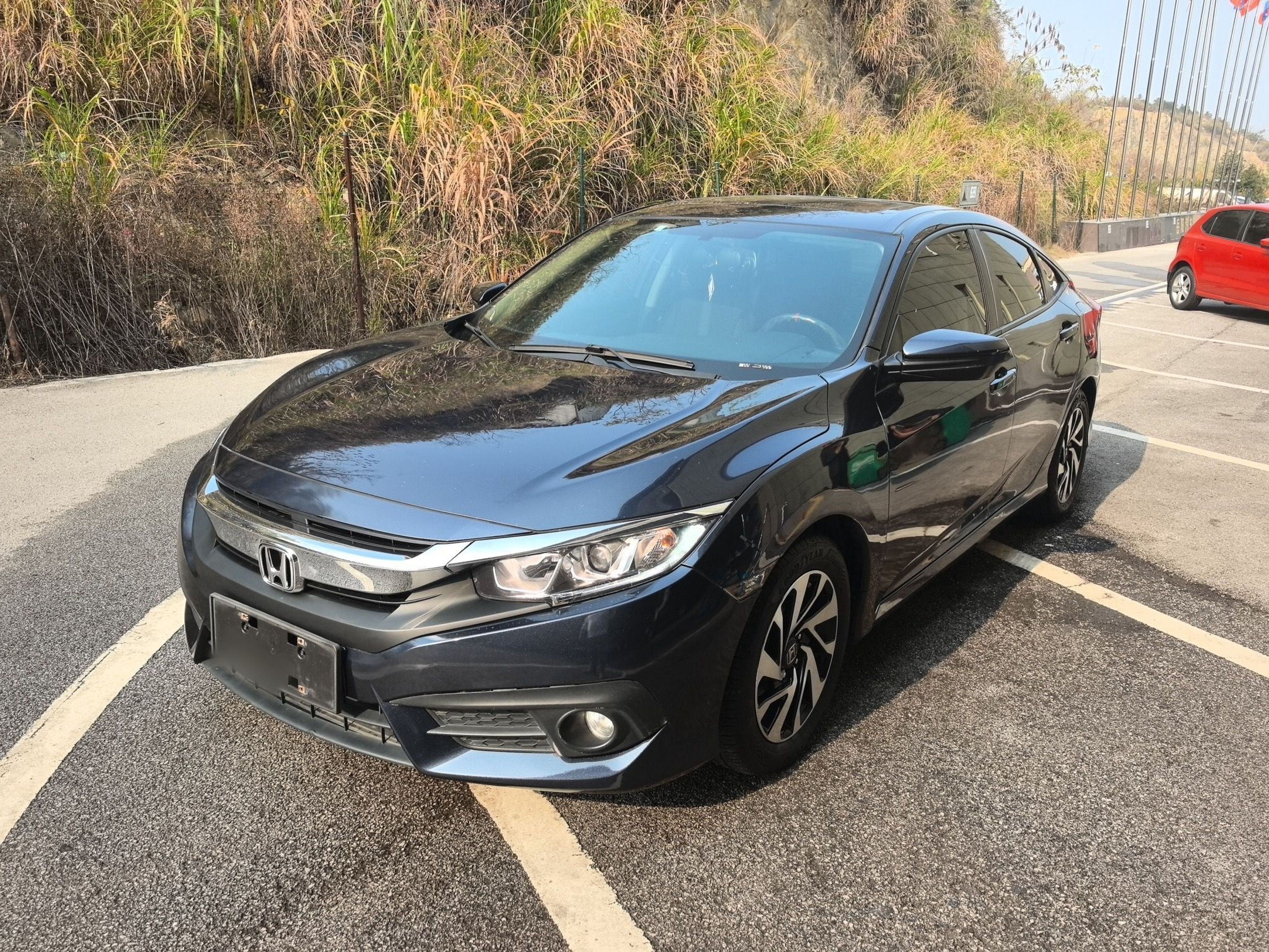 Под передней частью автомобиля