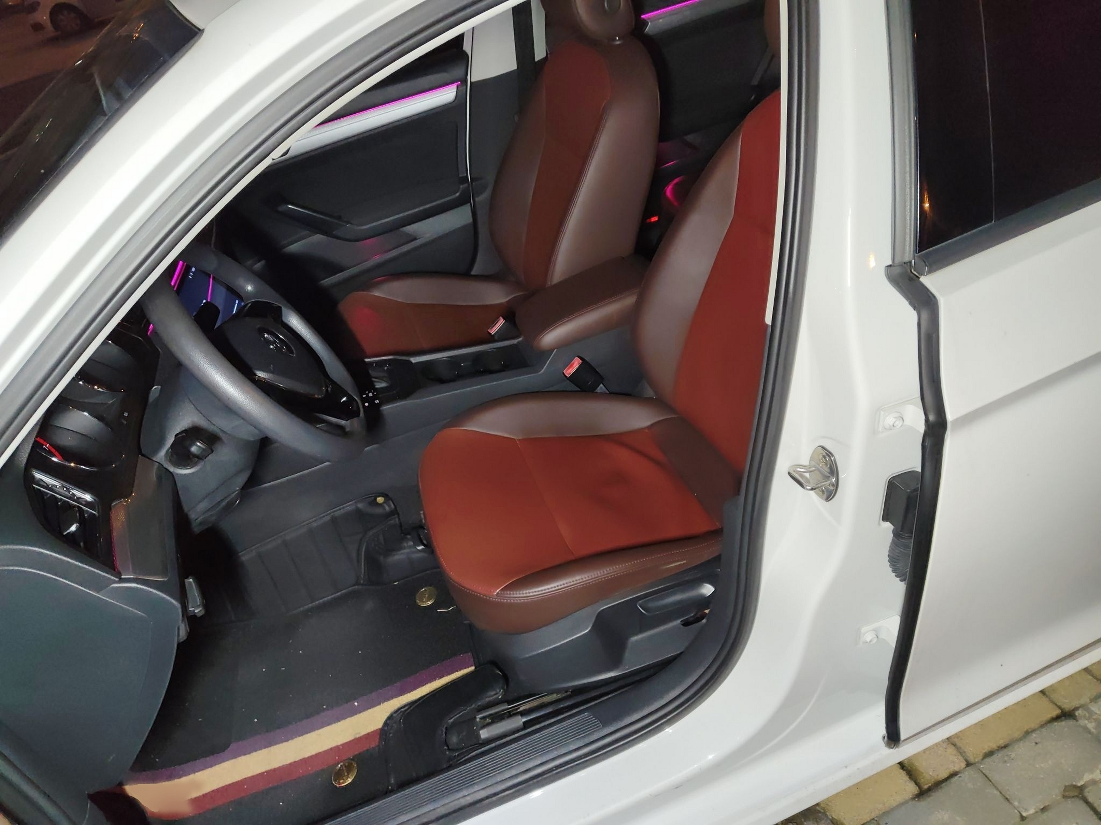 المقاعد الأمامية داخل السيارة