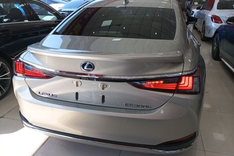 Used Lexus ES 2018 300h Premier Edition China V Standard
