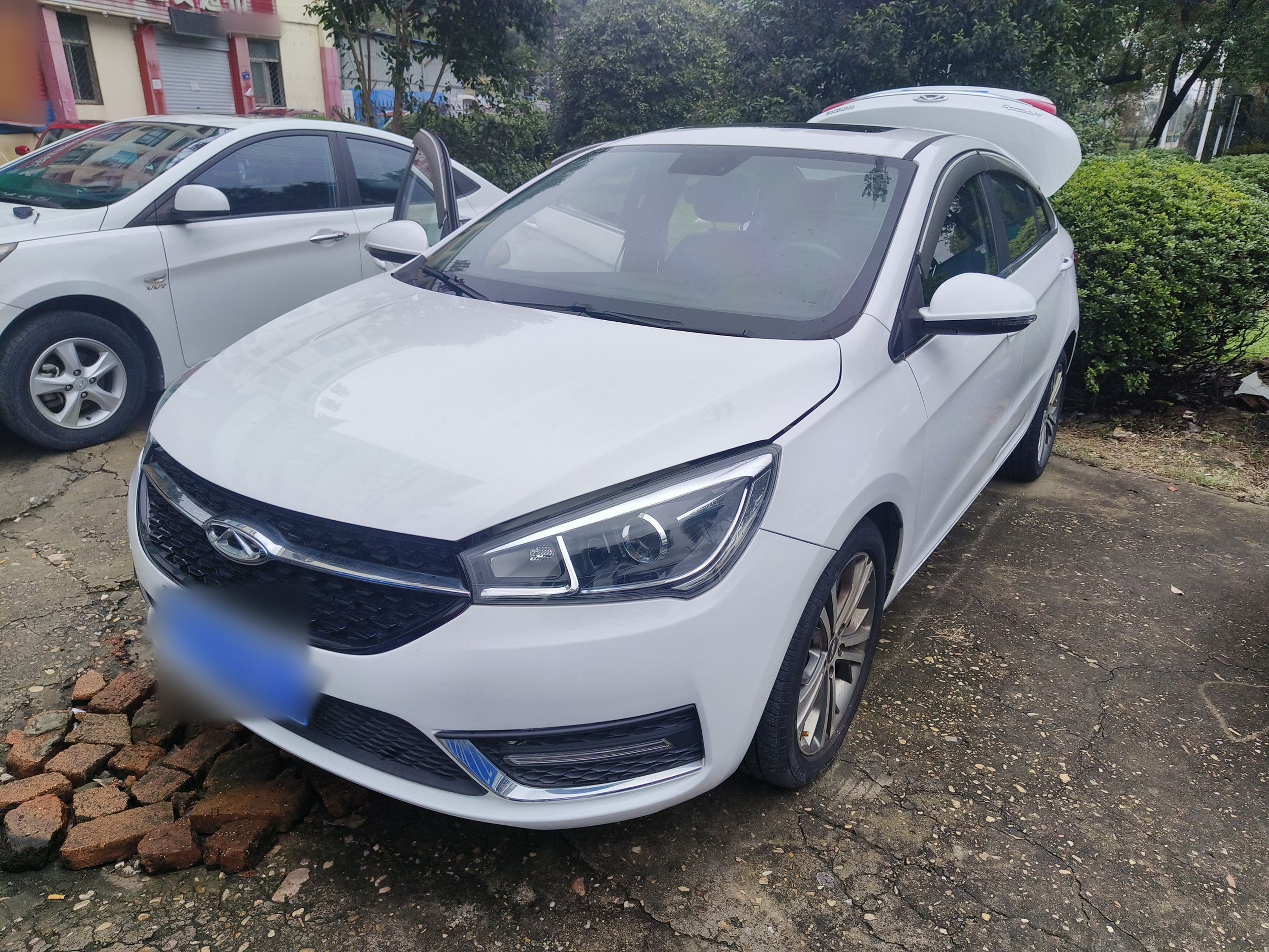 Под передней частью автомобиля