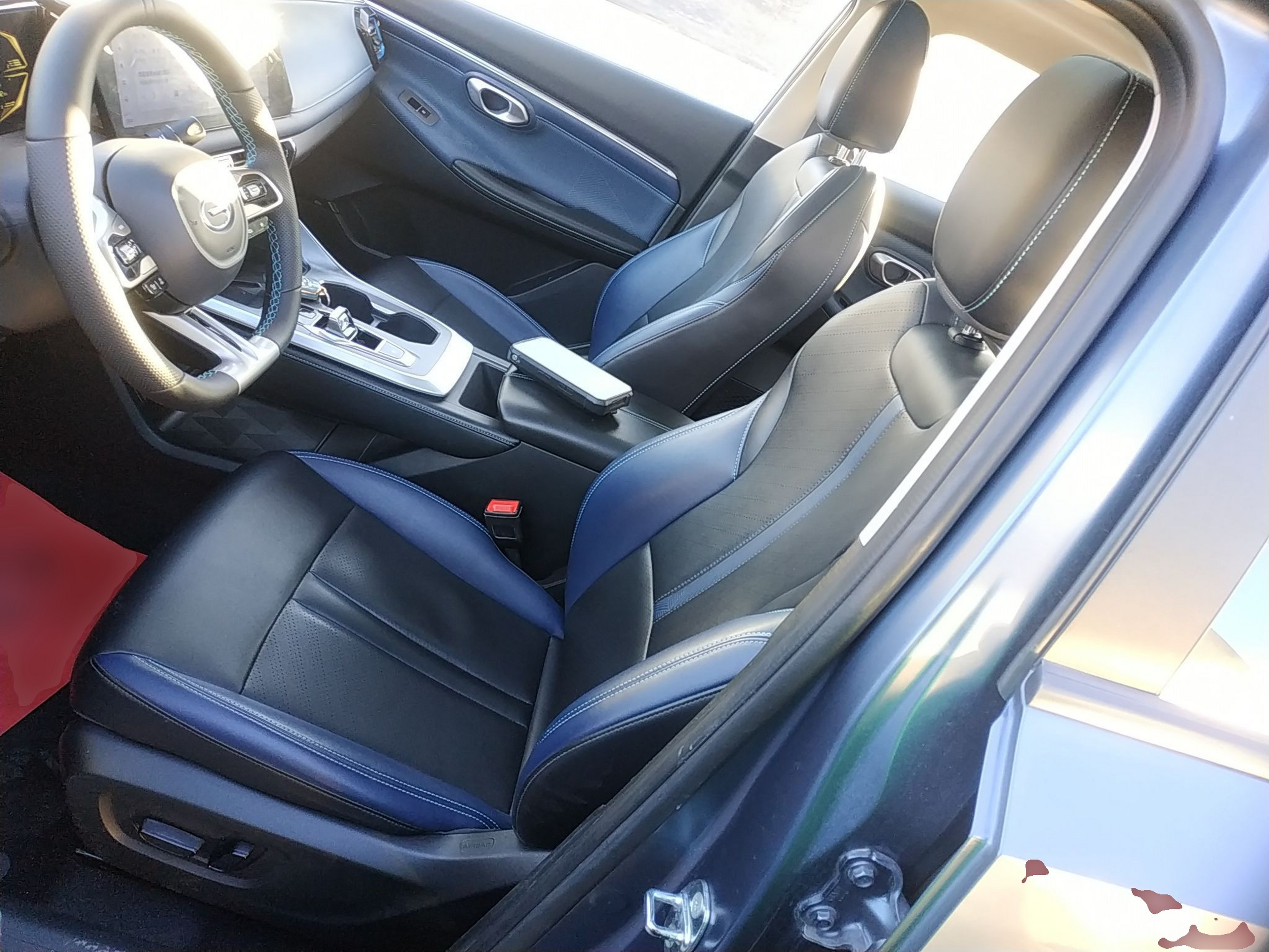 المقاعد الأمامية داخل السيارة