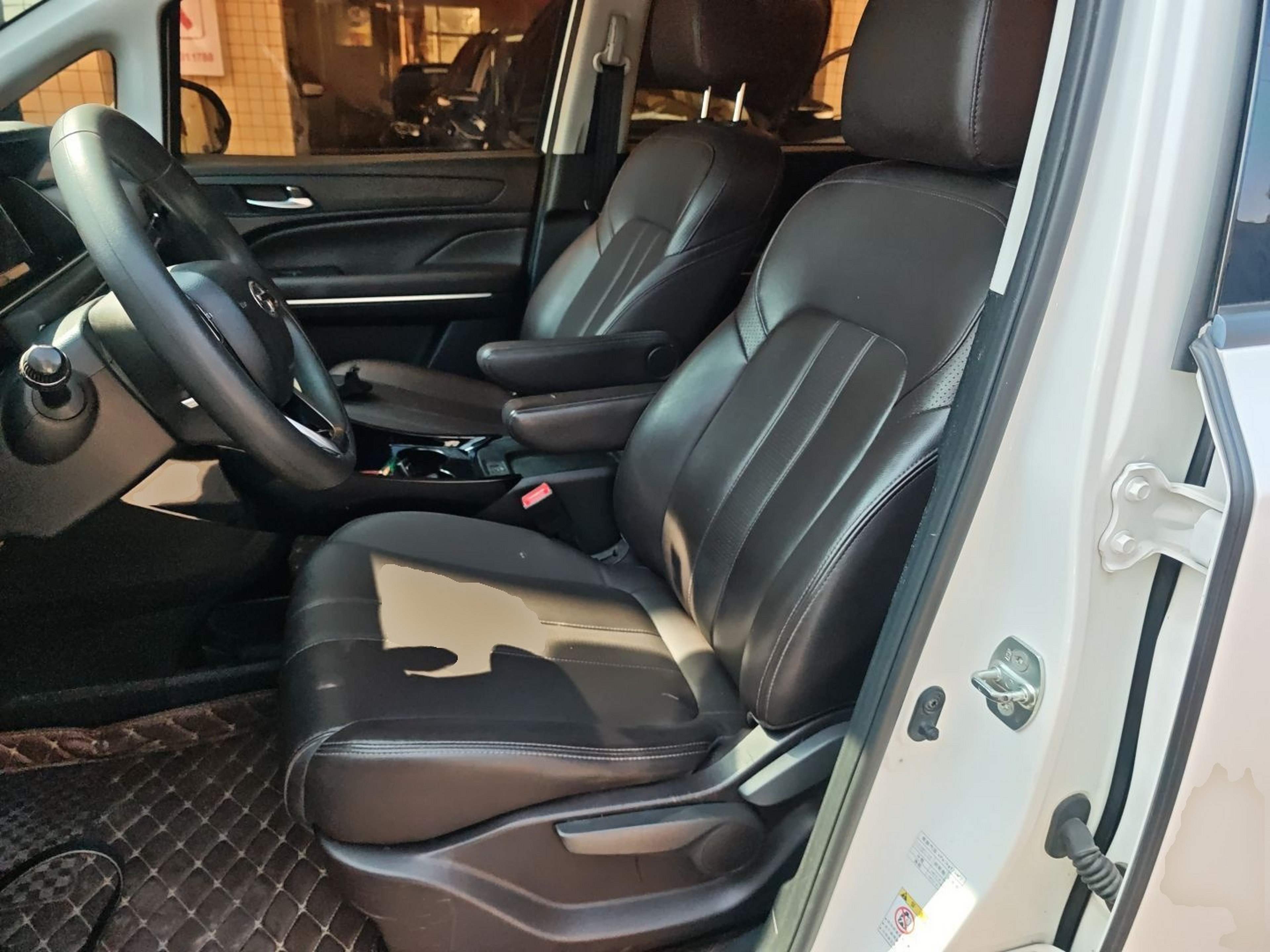 Переднее сиденье в автомобиле