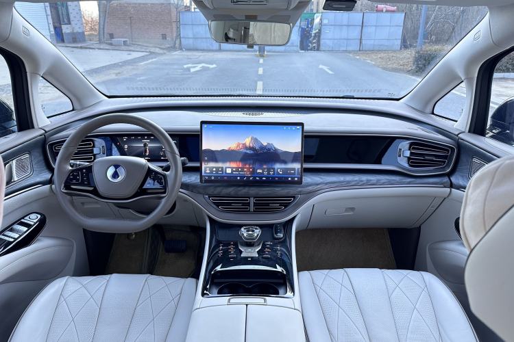 Used Denza D9 2022 DM-i 1040 Prestige Model
