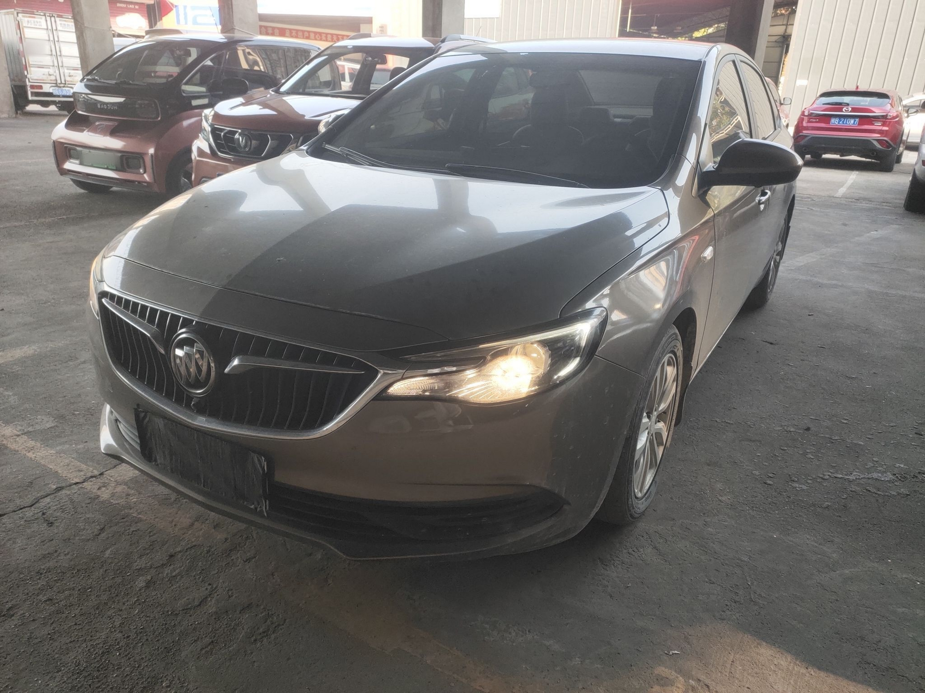 تحت مقدمة السيارة