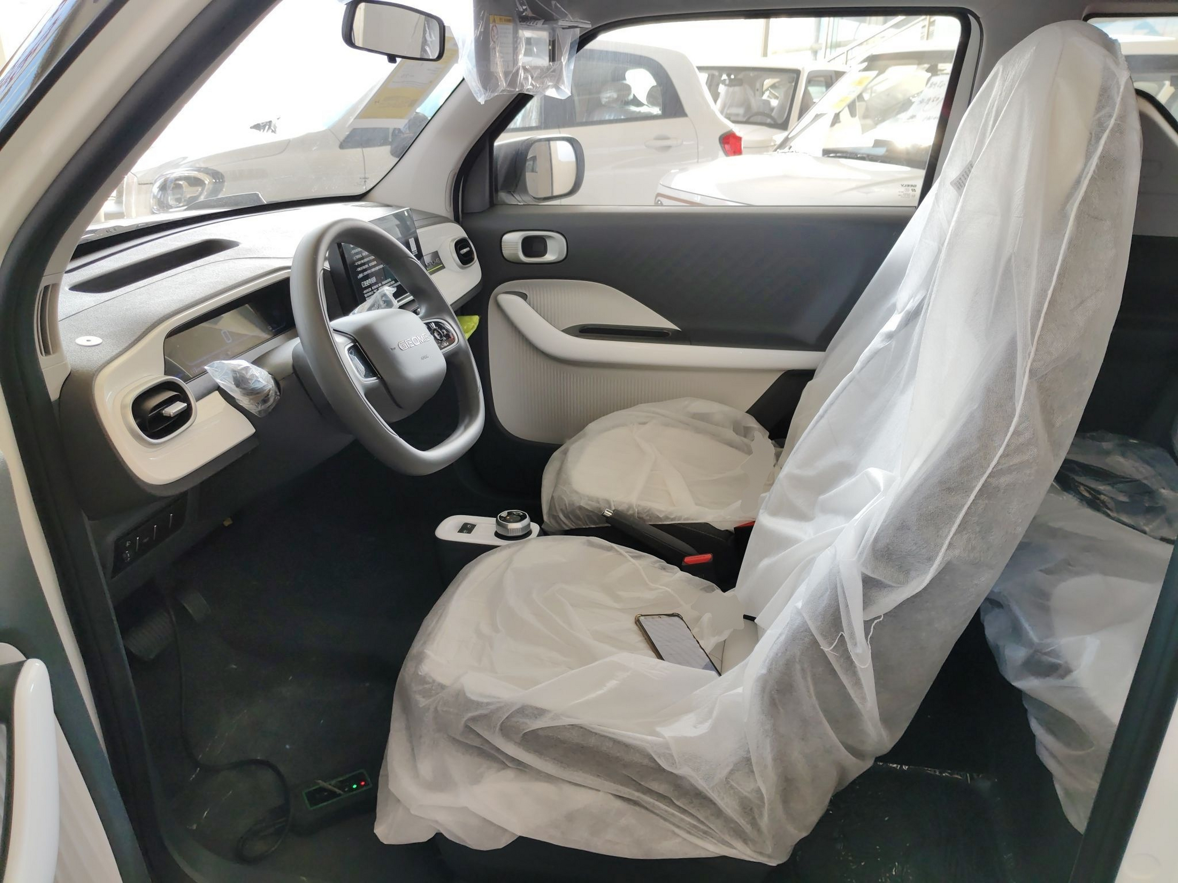 المقاعد الأمامية داخل السيارة