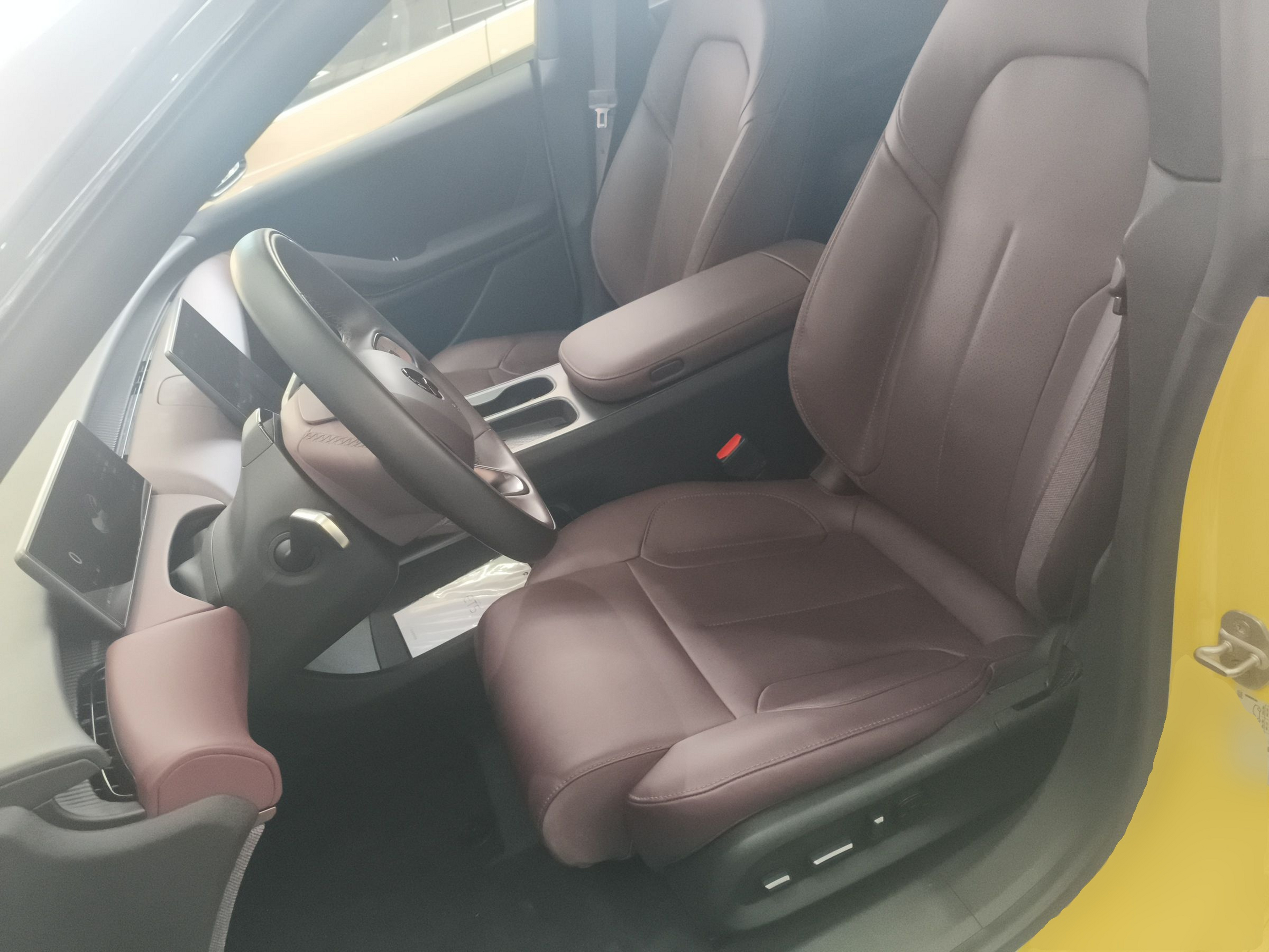 المقاعد الأمامية داخل السيارة