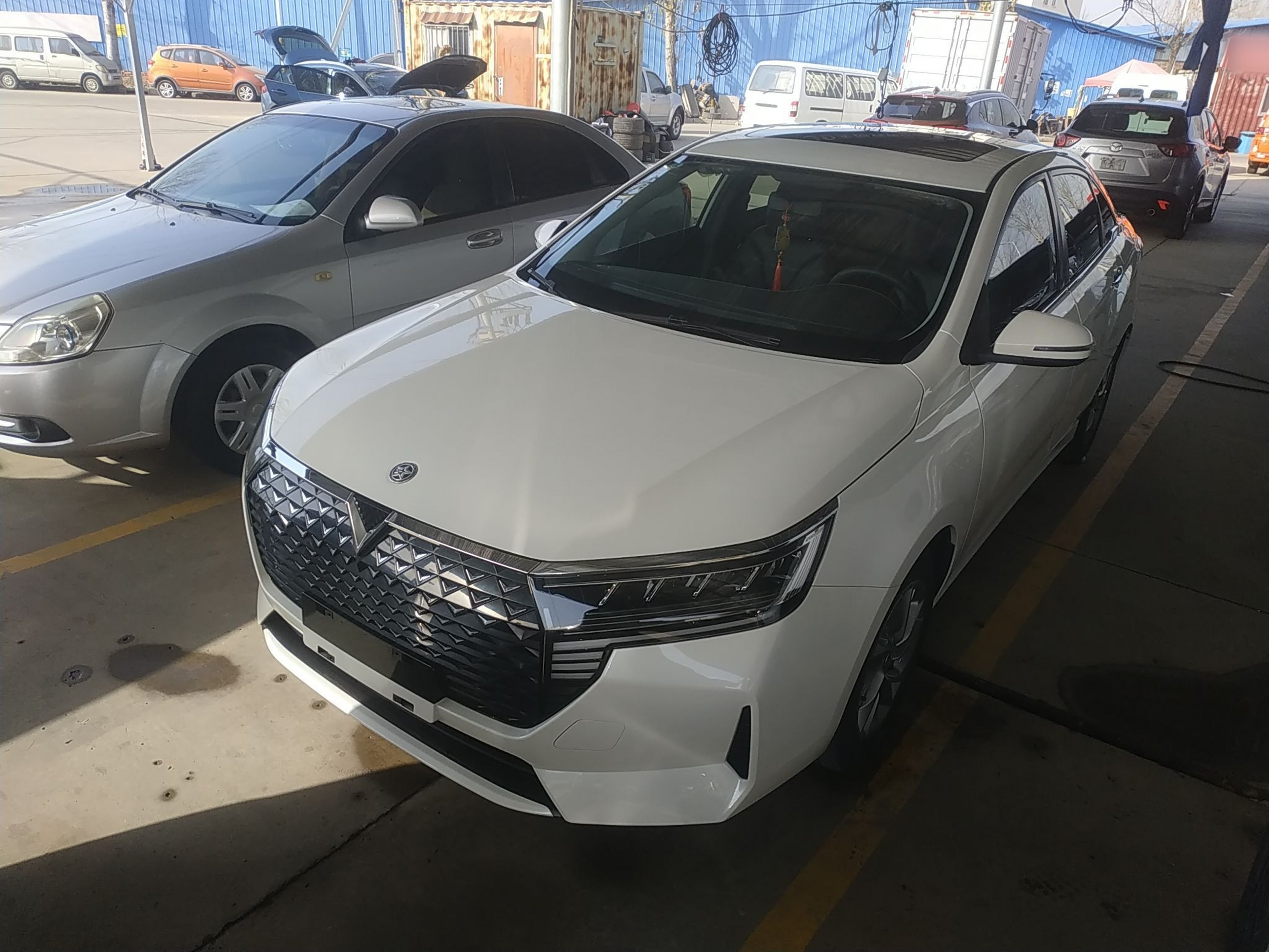 تحت مقدمة السيارة