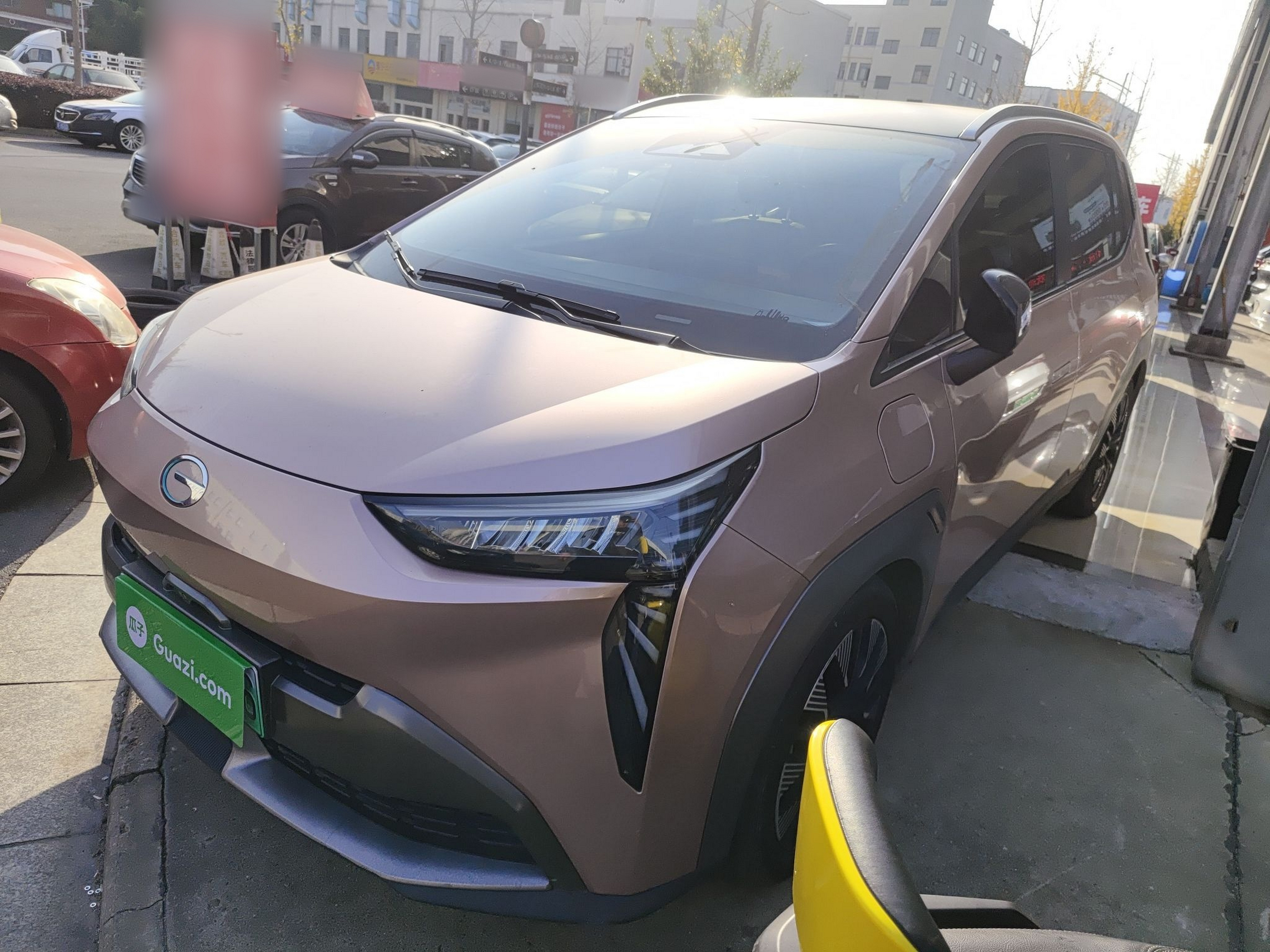 تحت مقدمة السيارة