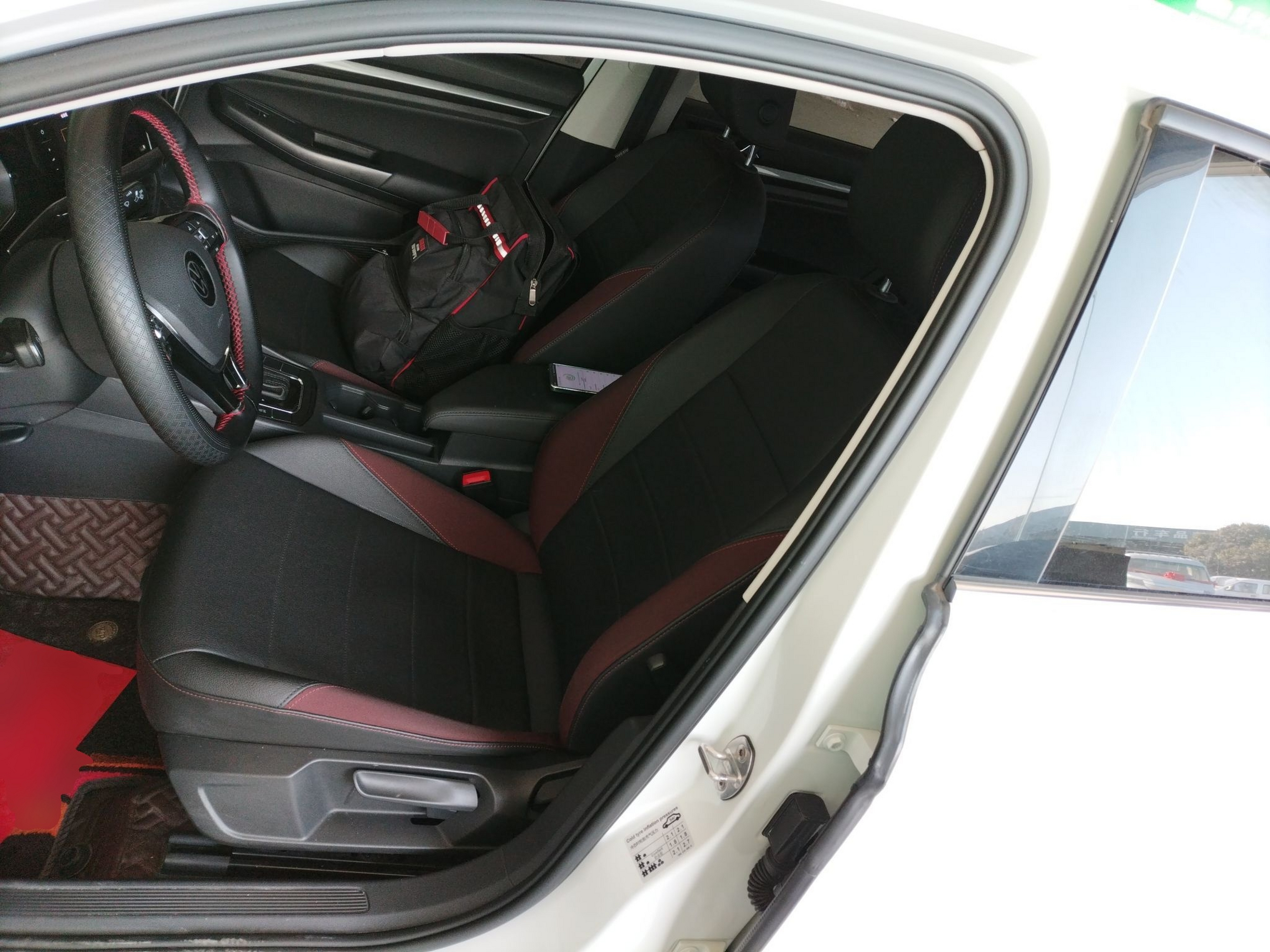 المقاعد الأمامية داخل السيارة