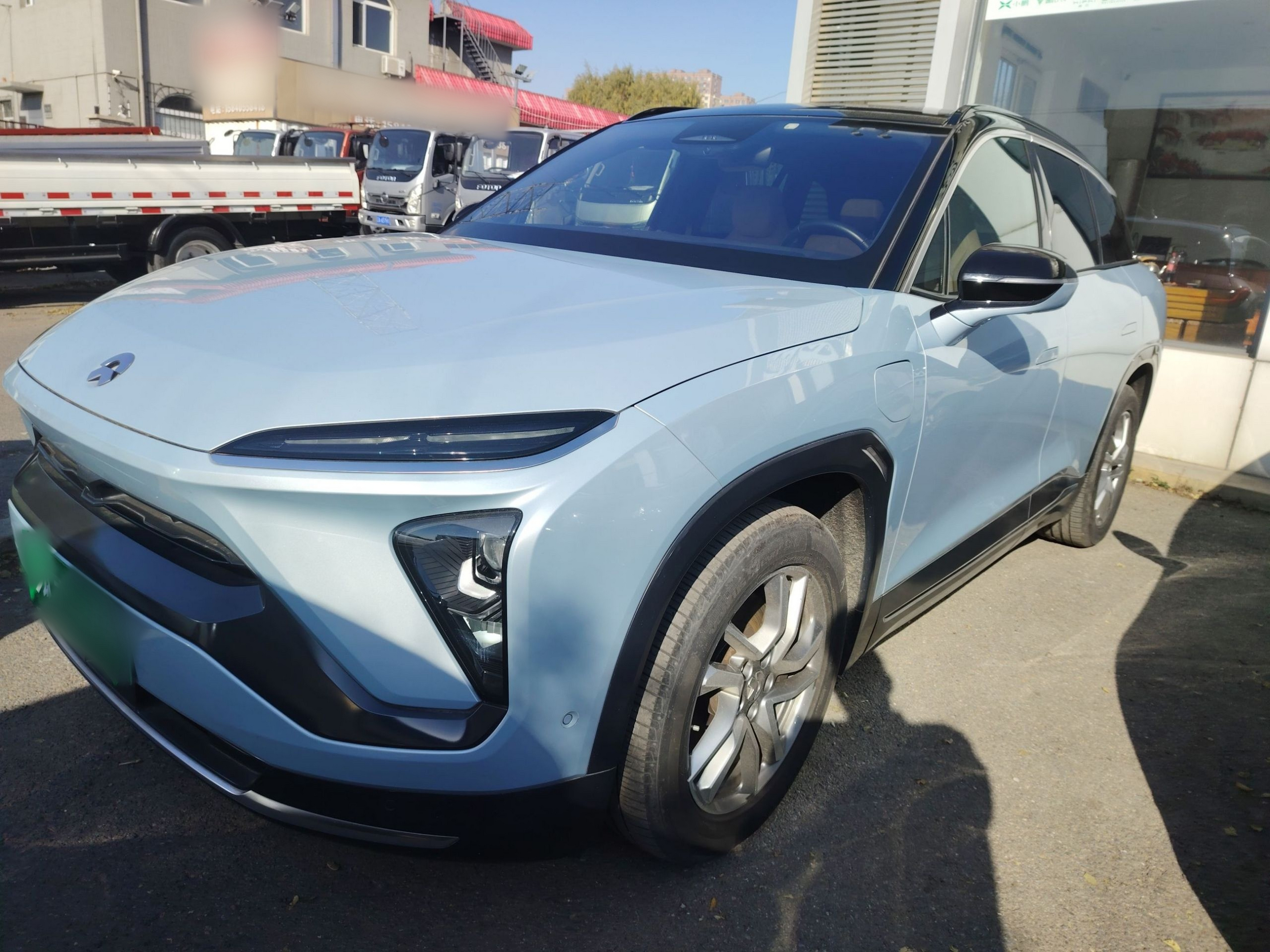 تحت مقدمة السيارة