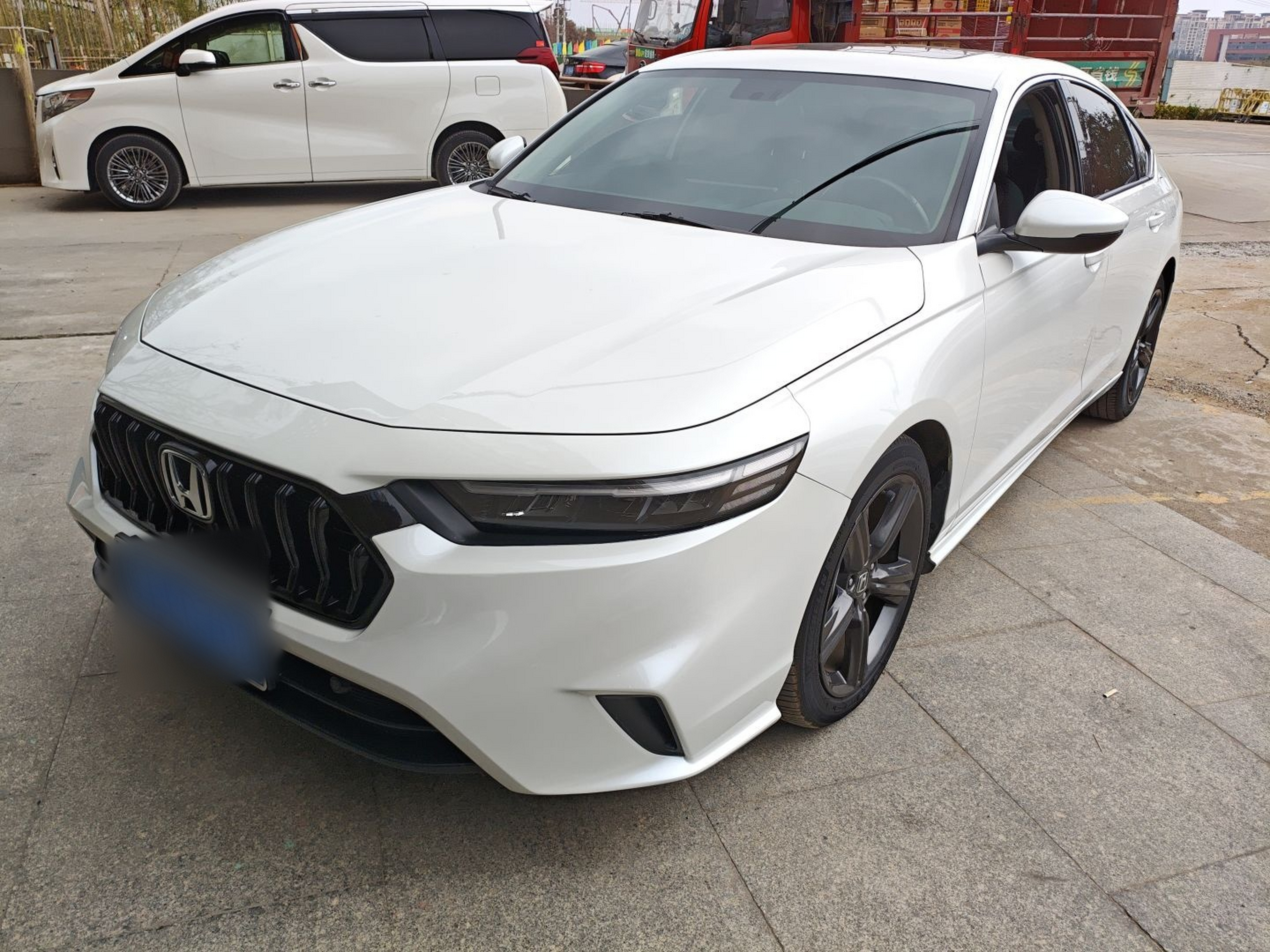 تحت مقدمة السيارة