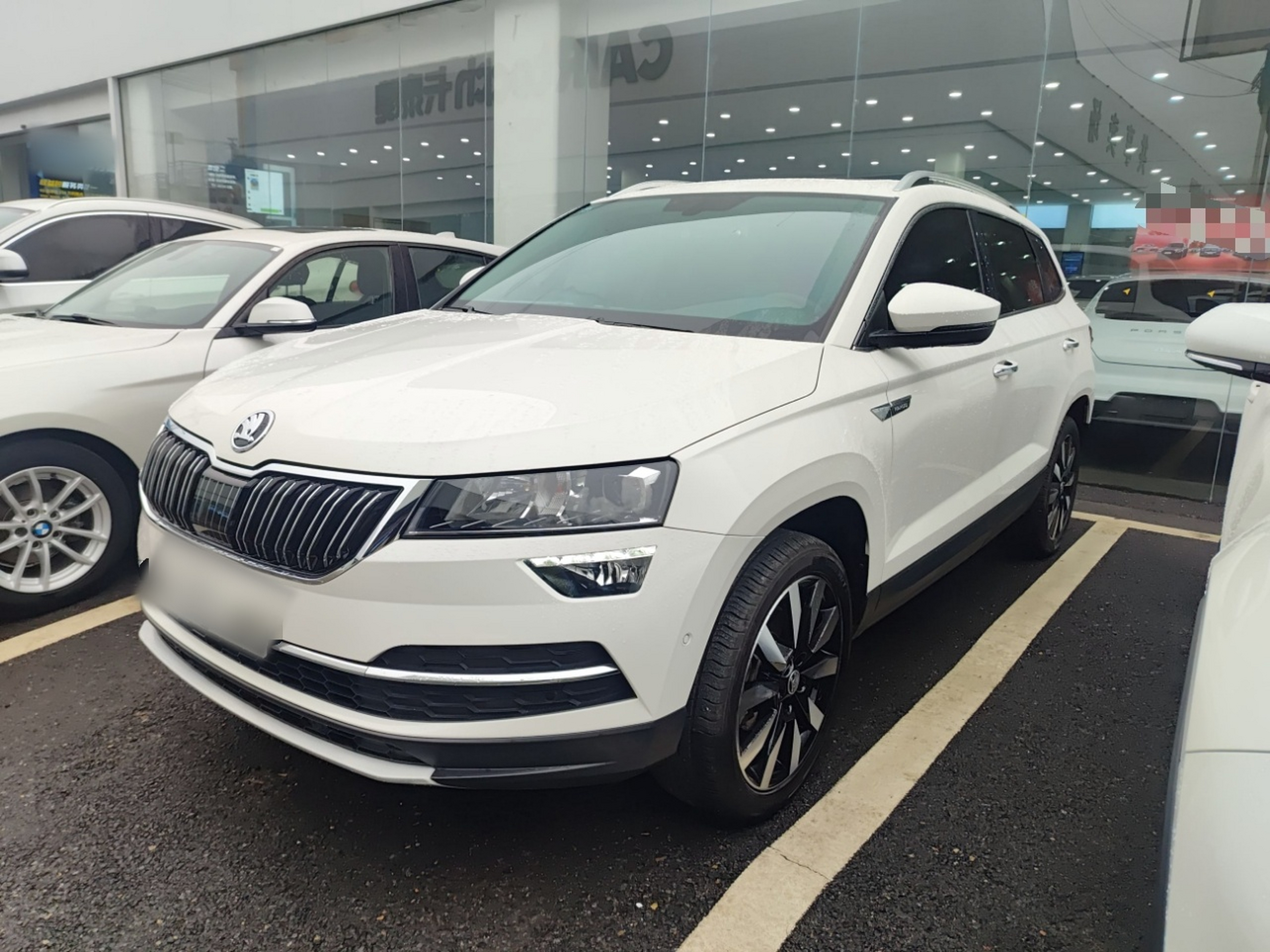 تحت مقدمة السيارة