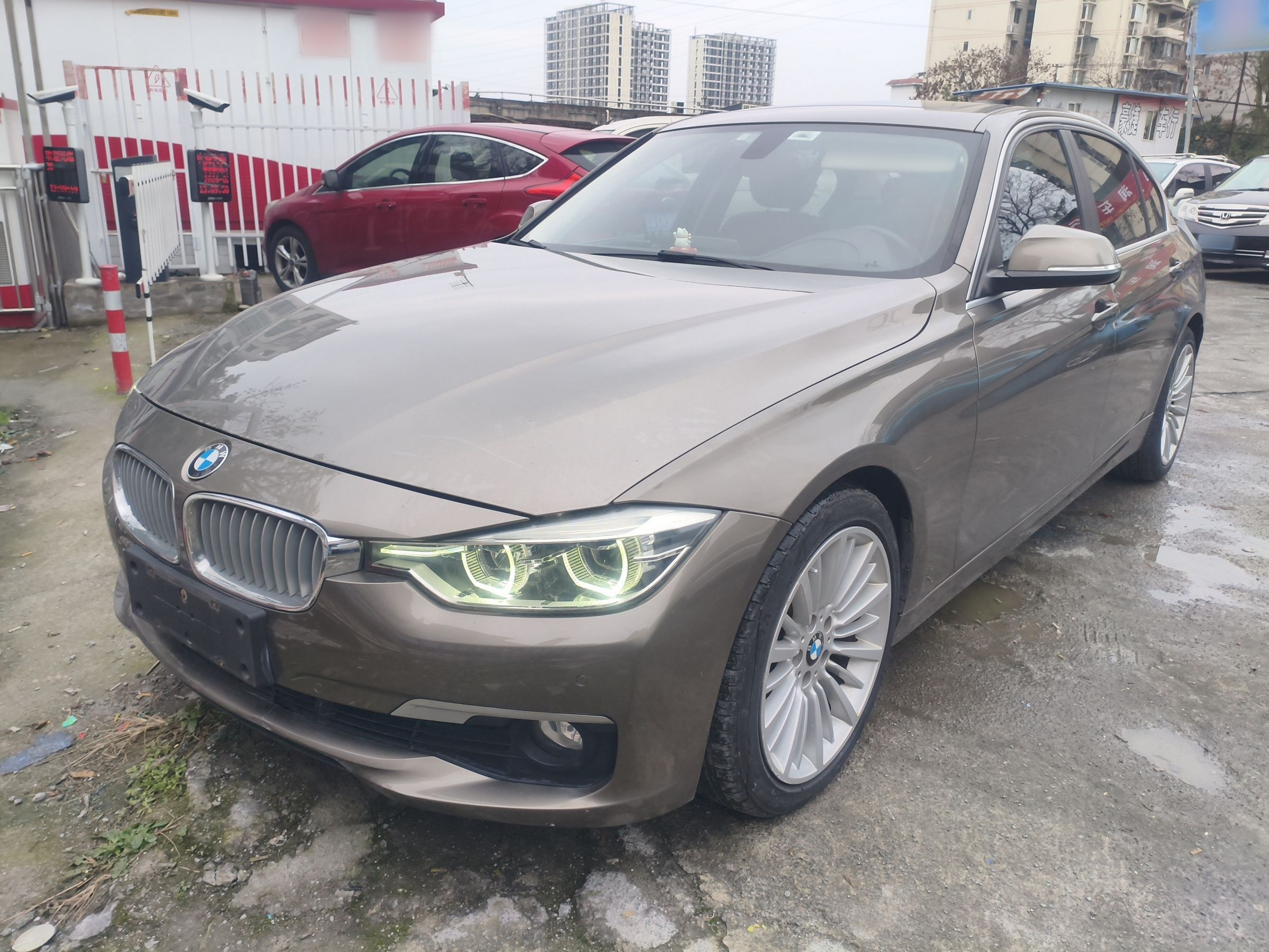 Под передней частью автомобиля