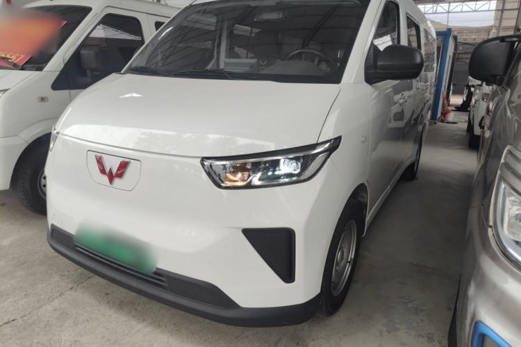 Used Wuling Yangguang 2024 300KM Comfort Version Passenger Van 75kW