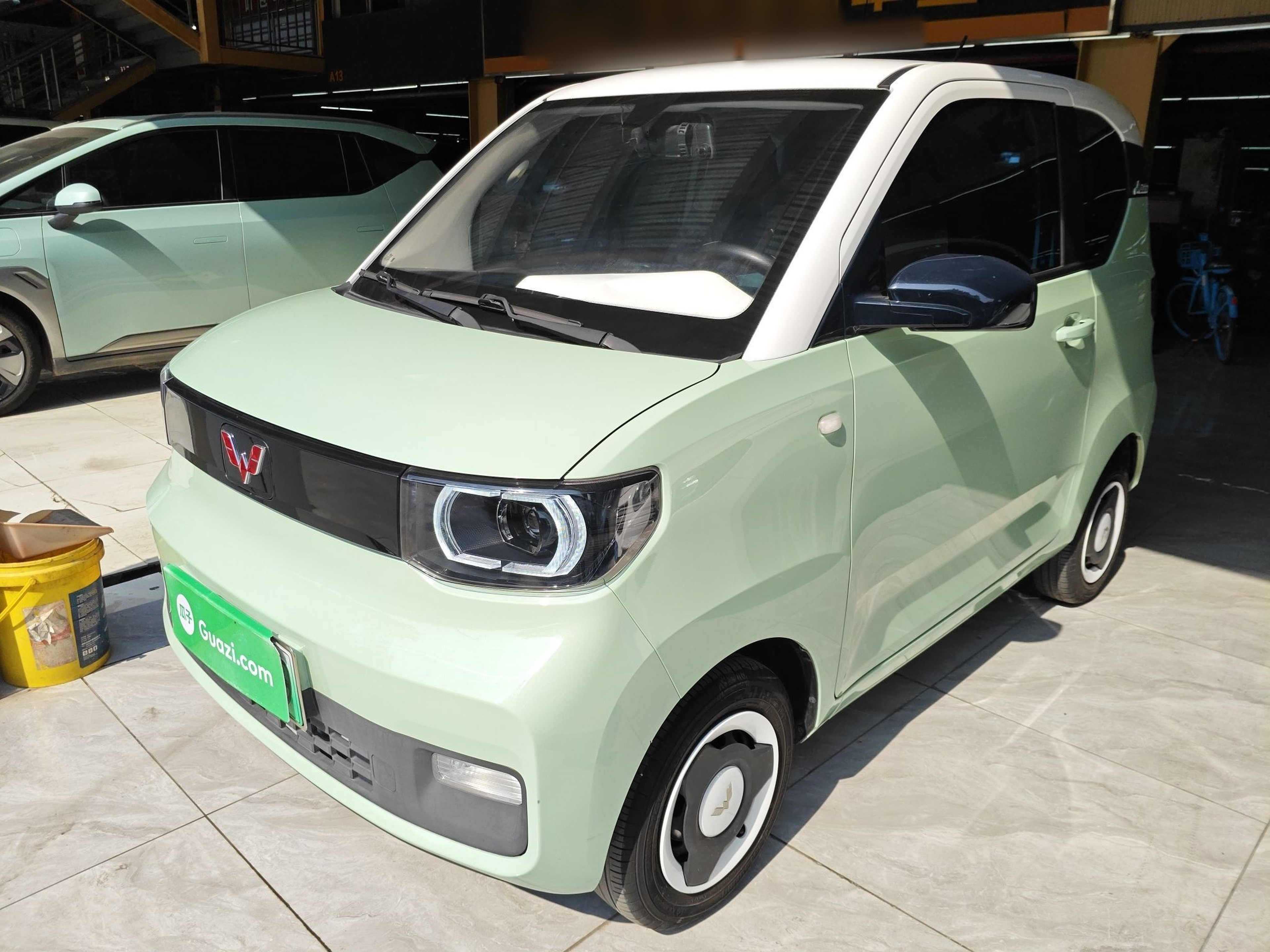 تحت مقدمة السيارة