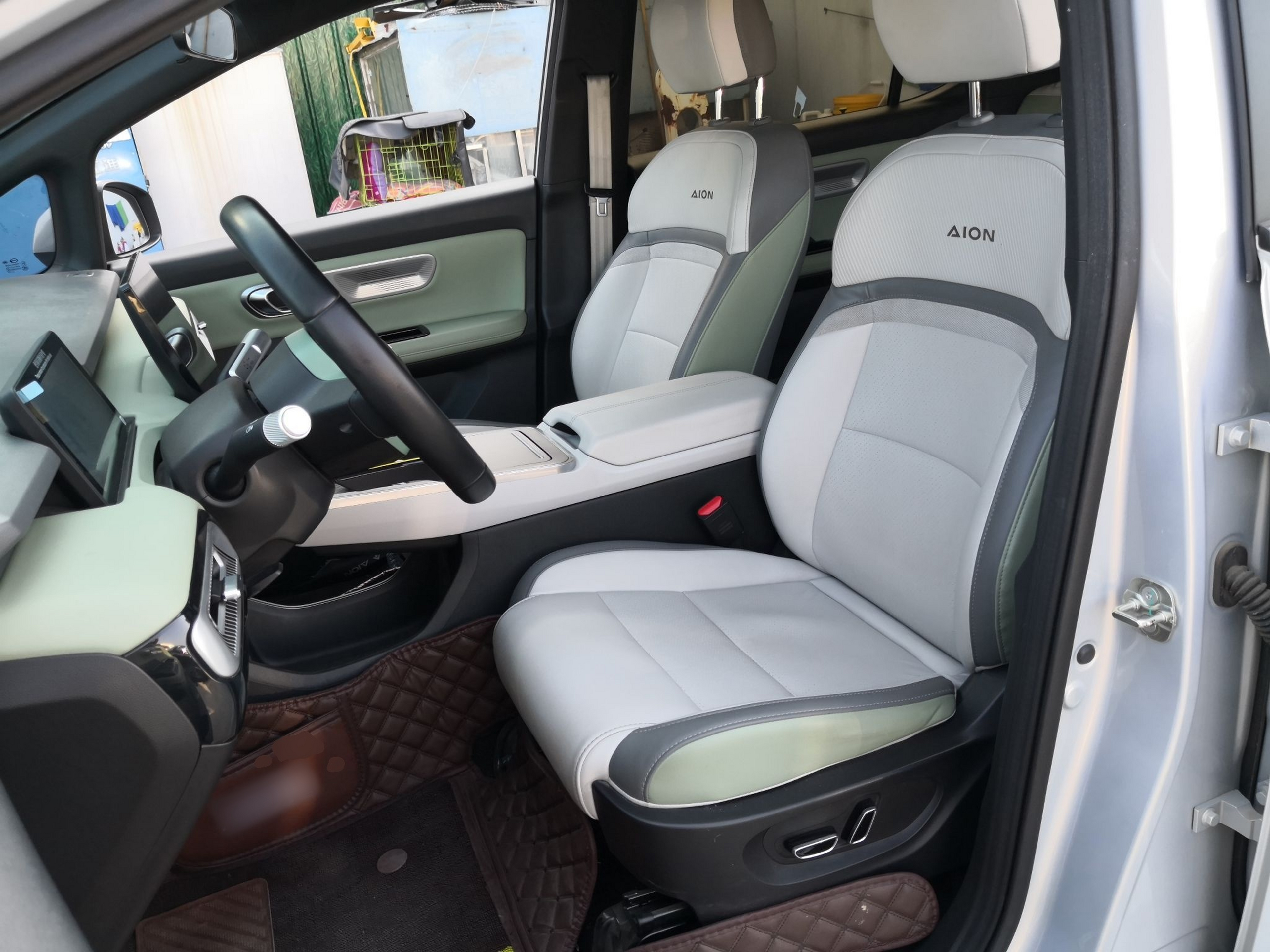 المقاعد الأمامية داخل السيارة