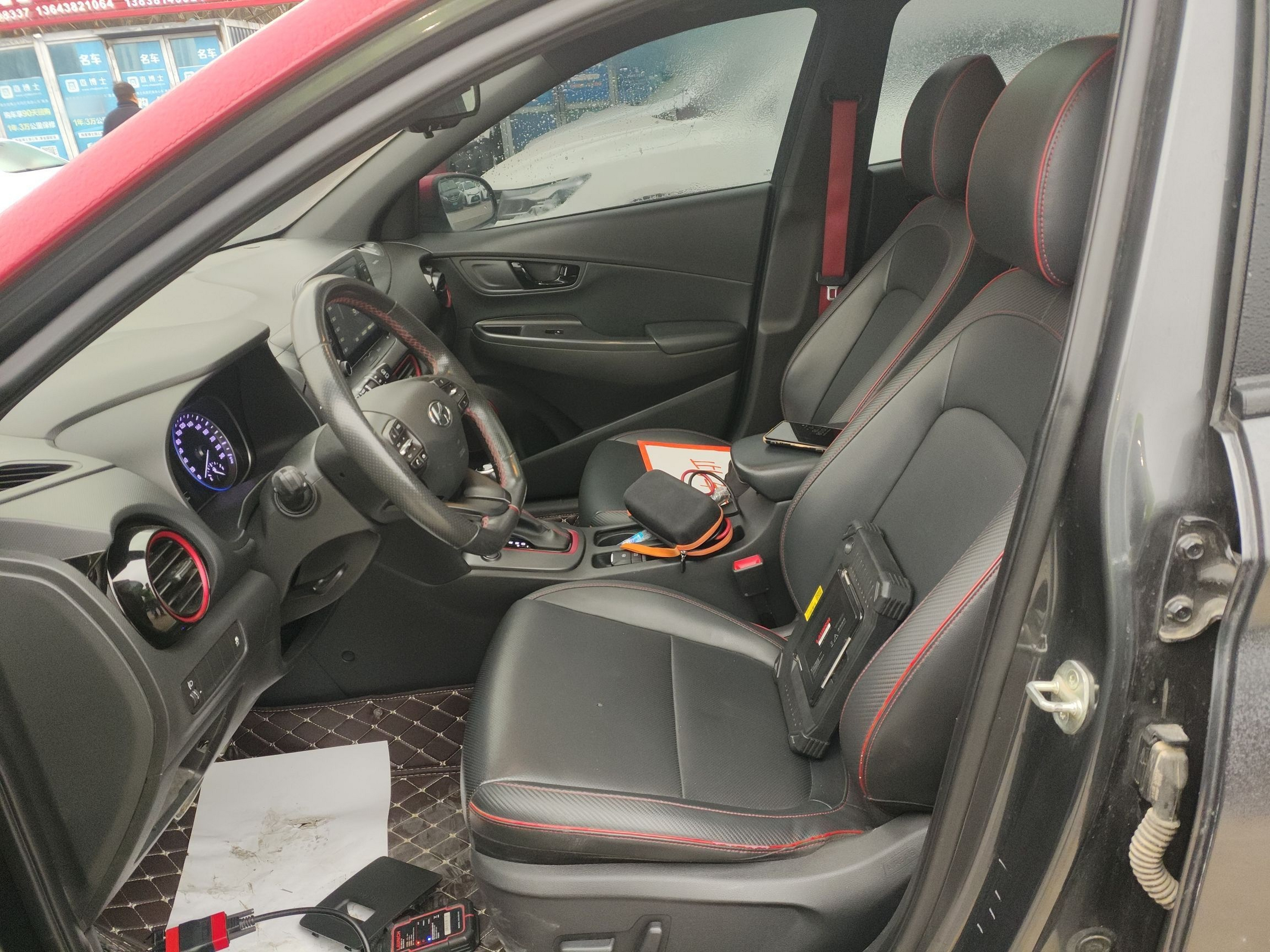 المقاعد الأمامية داخل السيارة