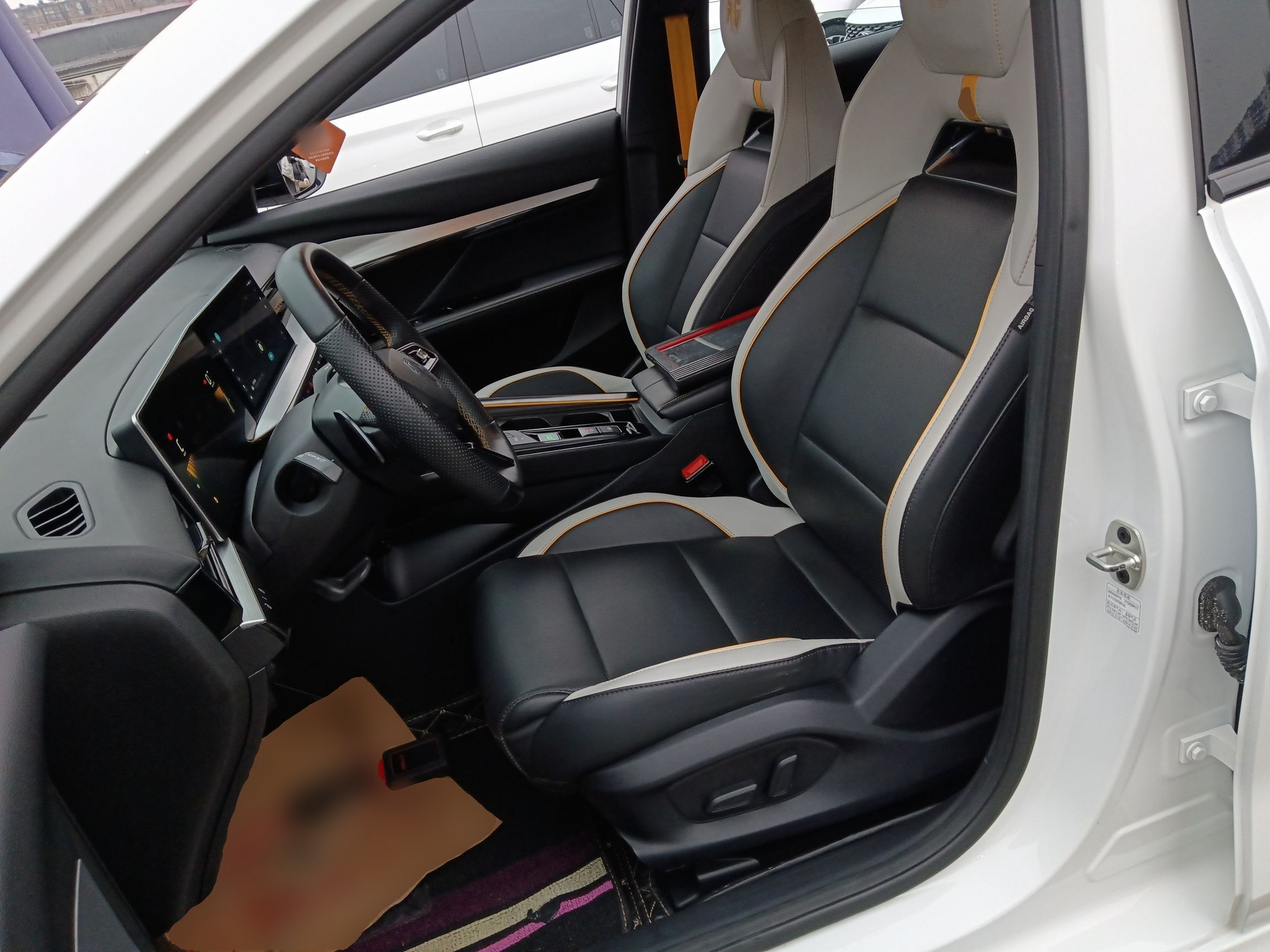 المقاعد الأمامية داخل السيارة