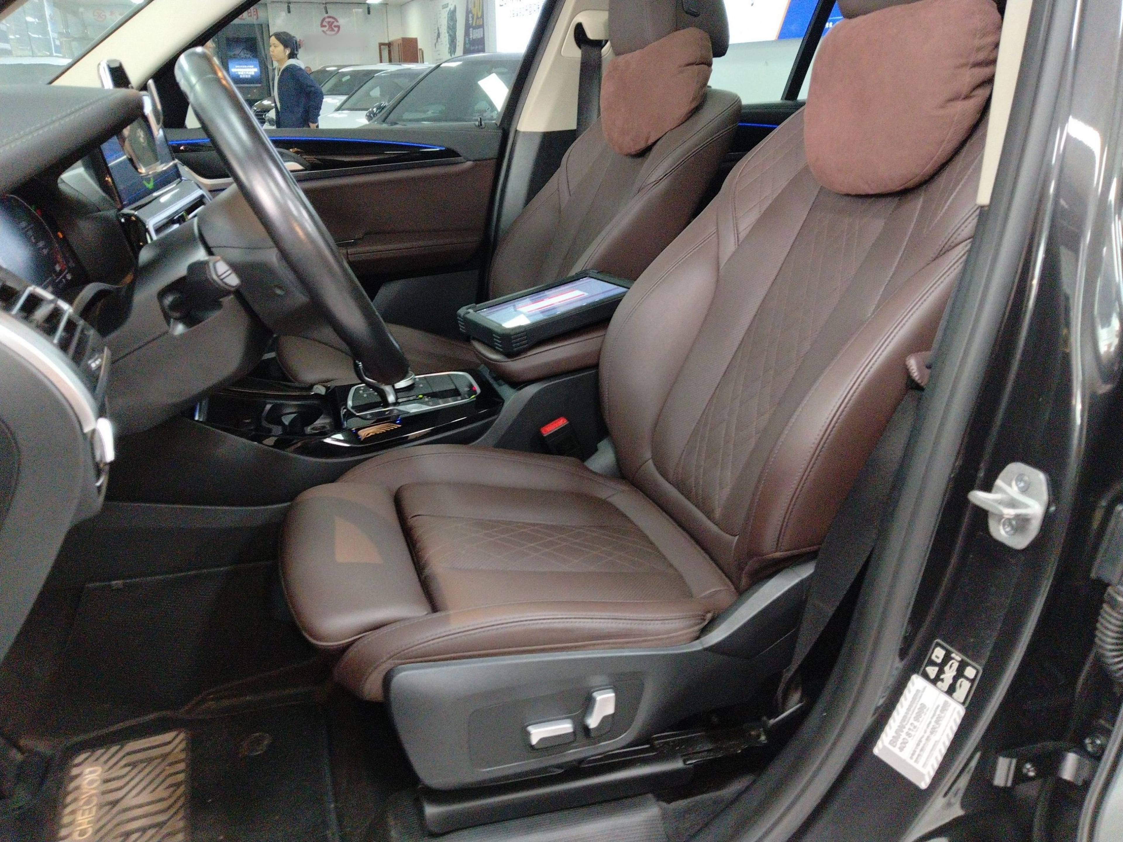 المقاعد الأمامية داخل السيارة