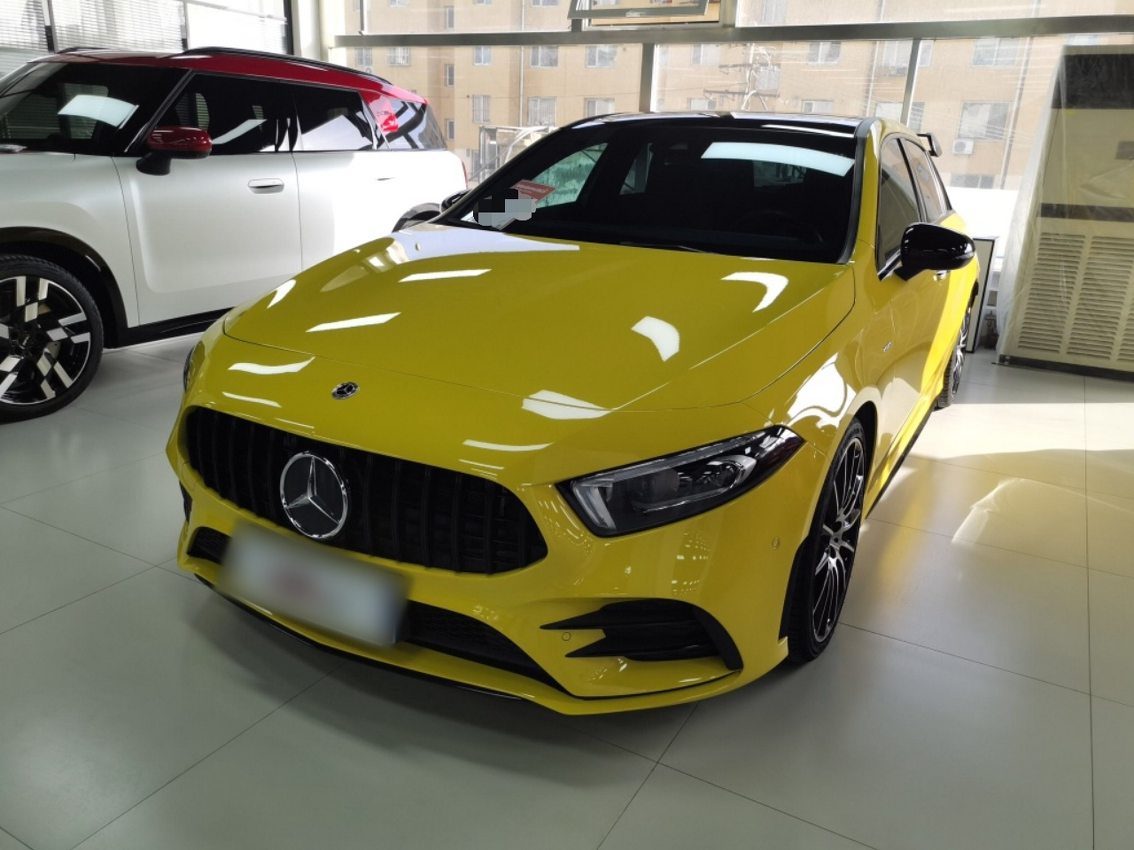 تحت مقدمة السيارة